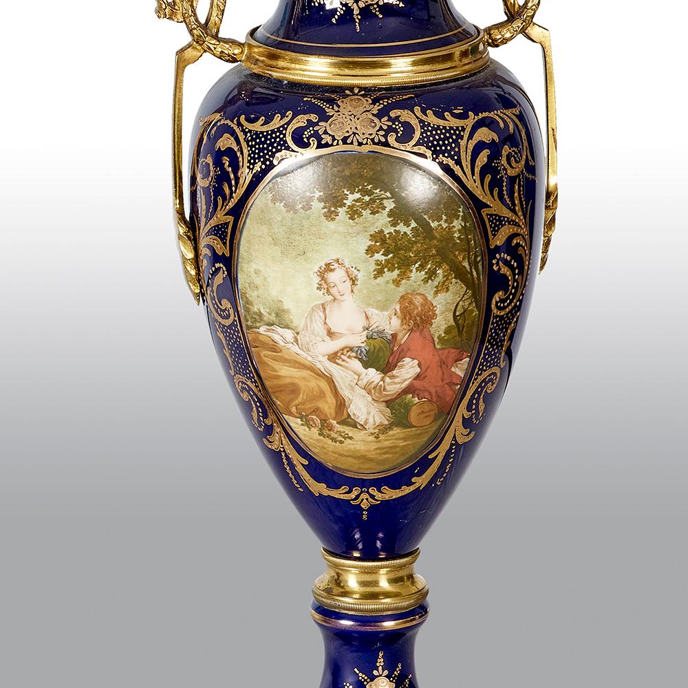 Paar Svres-Vasen mit Bronzebeschlägen und Henkeln an den Seiten im Angebot 1