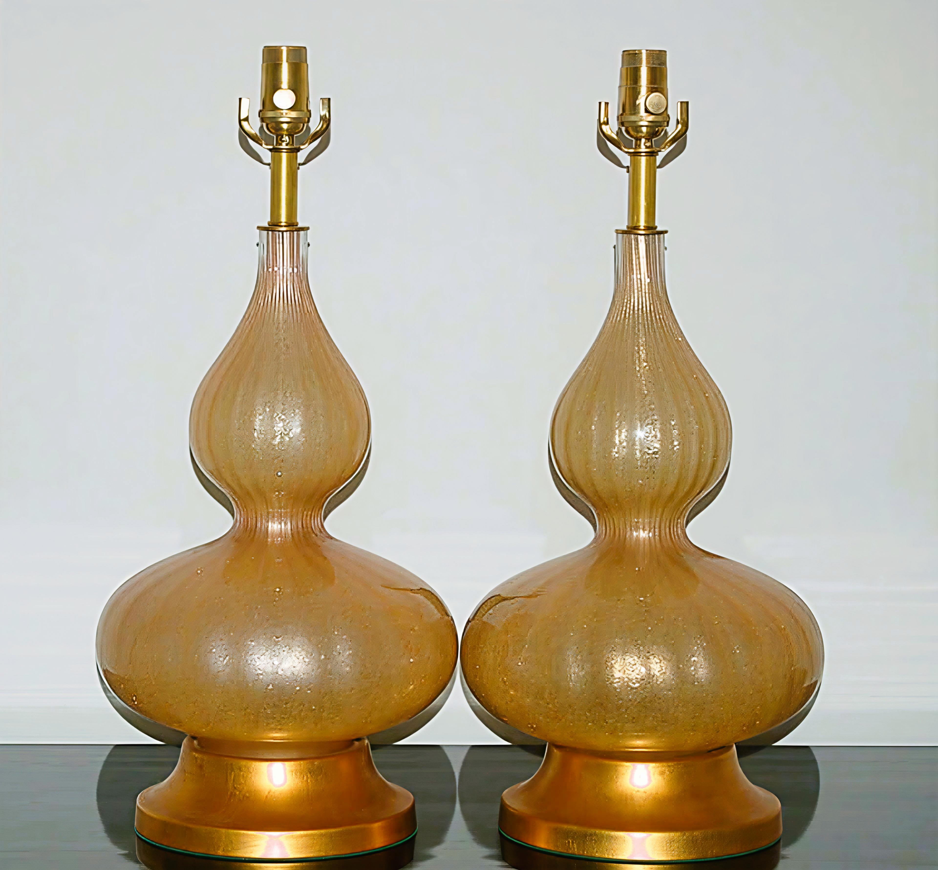 Paire de lampes de table CHAMPAGNE en verre de Murano sur base dorée. Les mouchetures d'or sont très riches. Elles sont très élégantes et sexy ! 

Les lampes mesurent 22 pouces du plateau de la table au sommet de la douille et 10 pouces dans leur