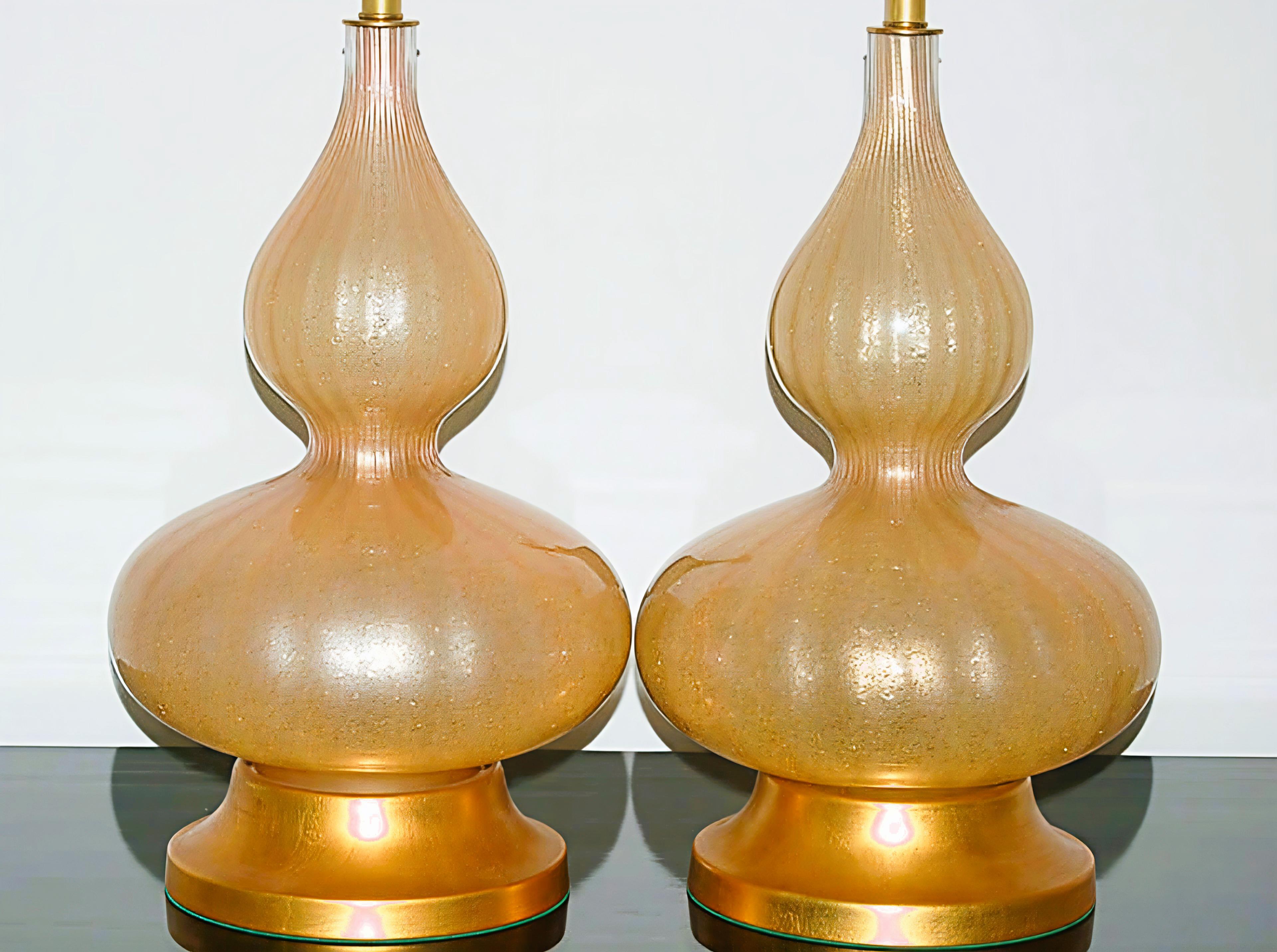 Mid-Century Modern Paire de lampes Vintage Murano en or champagne avec craquelure en vente