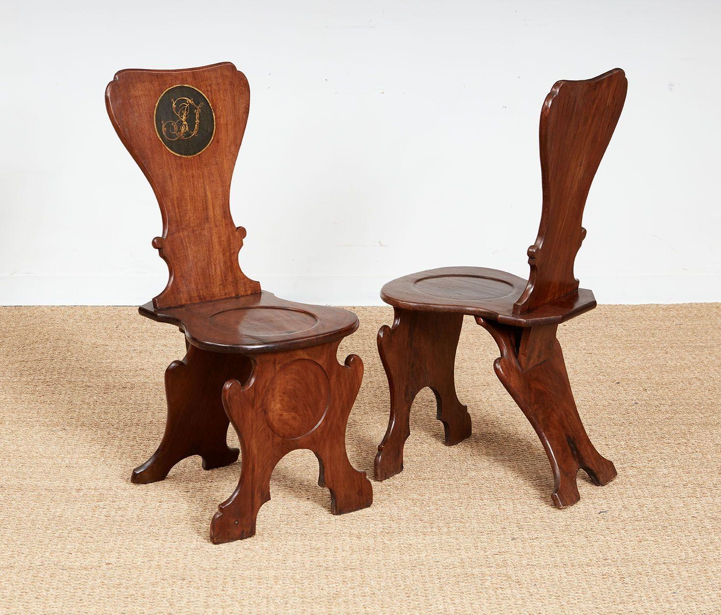 Ein Paar George-II-Dielenstühle aus feinem Mahagoni mit geformten Rückenlehnen, Beinen und Sitzen, mit gemalten Schriftzügen auf den Rückenlehnen und gedrehten Rundschalen auf den Sitzen und Beinen.  Das Design ist inspiriert von italienischen
