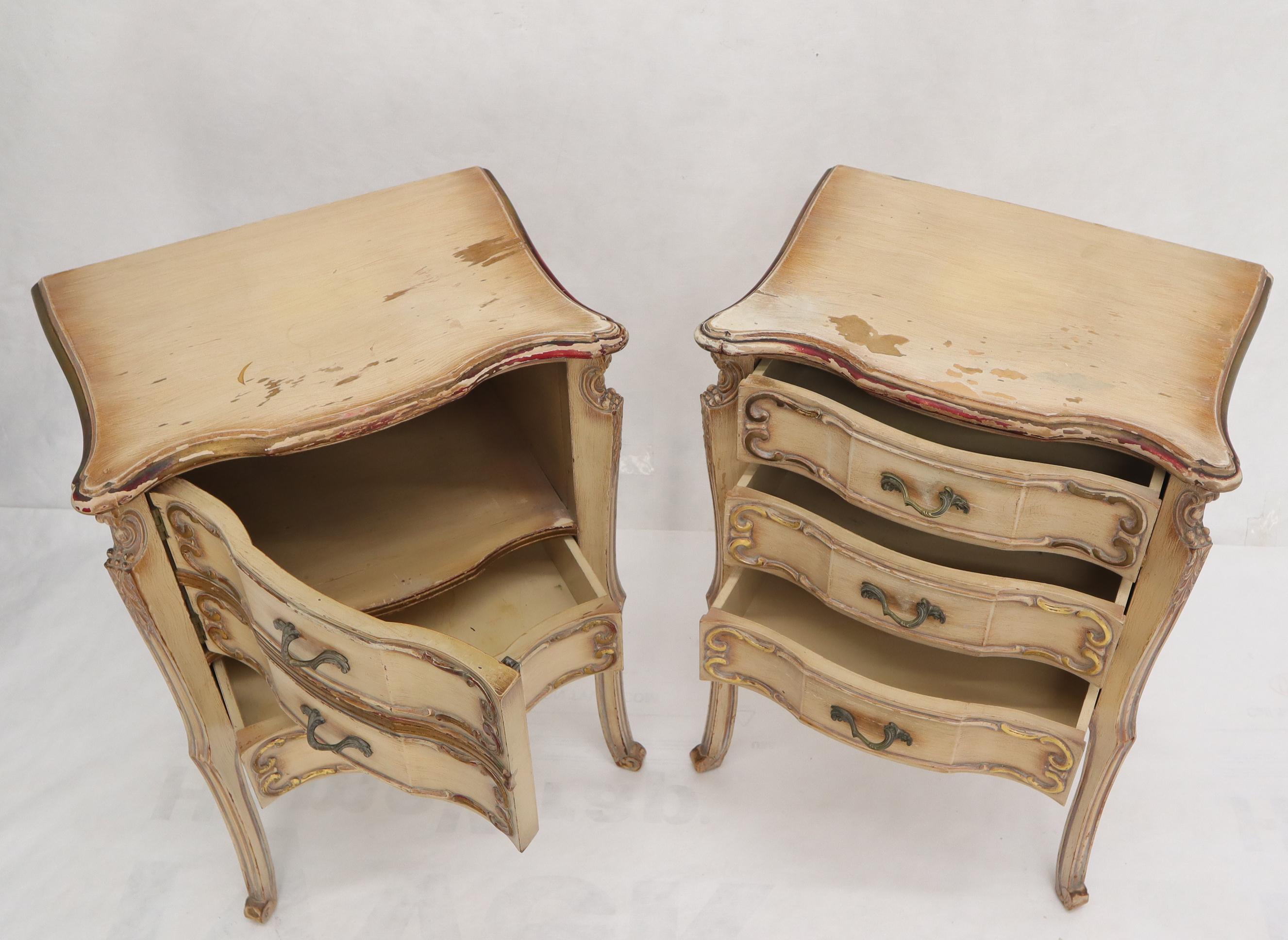 Pair of Shabby Chic French Provincial End Side Tables Nightstands White & Gold In Distressed Condition In Rockaway, NJ