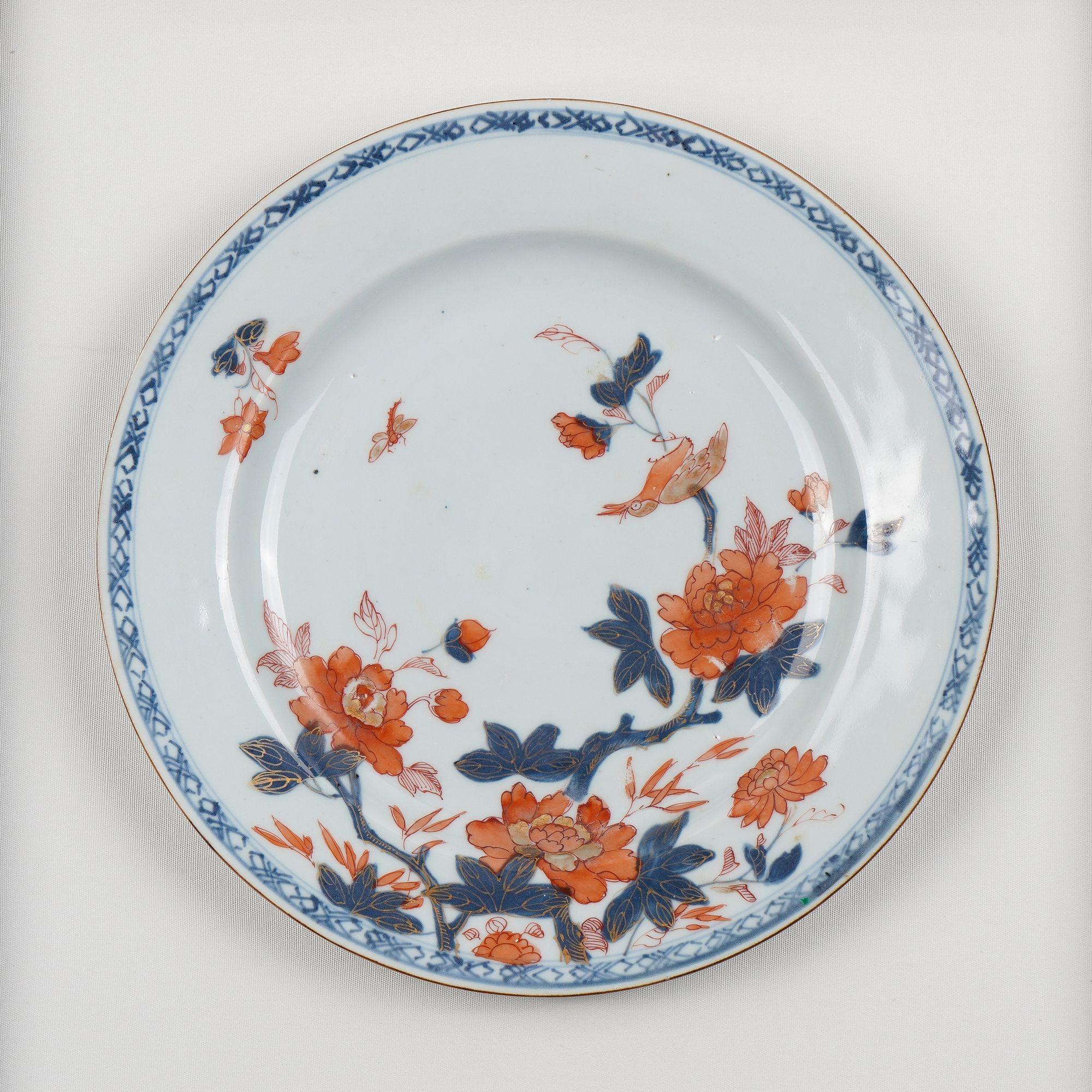 Pair of shadowboxed Chinese Imari plates, c. 1740-60 In Good Condition For Sale In Kenilworth, IL