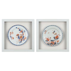 Pareja de platos chinos Imari en caja de sombra, c. 1740-60