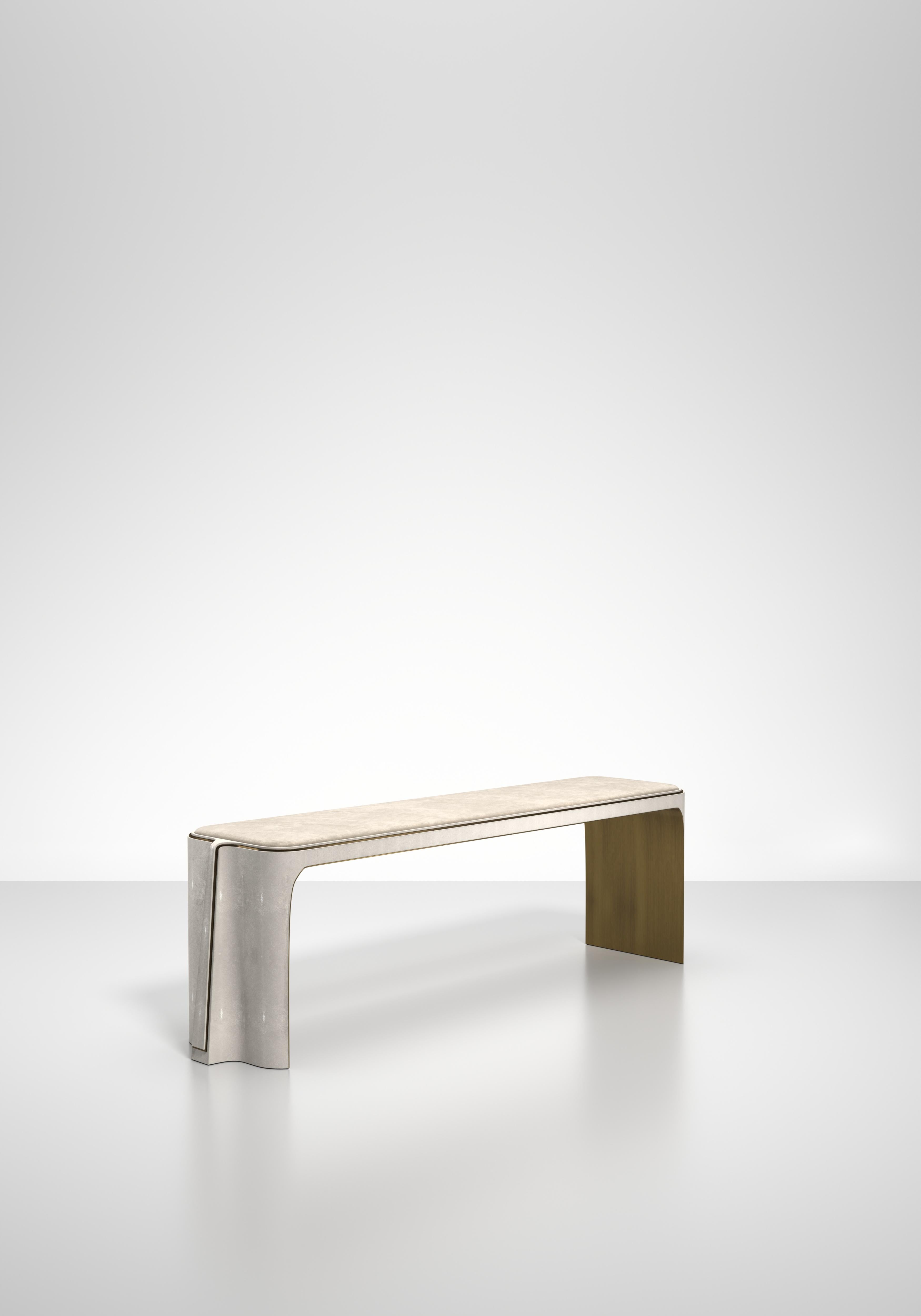 Paire de tables de chevet en galuchat avec détails en laiton patiné par R&Y Augousti en vente 3