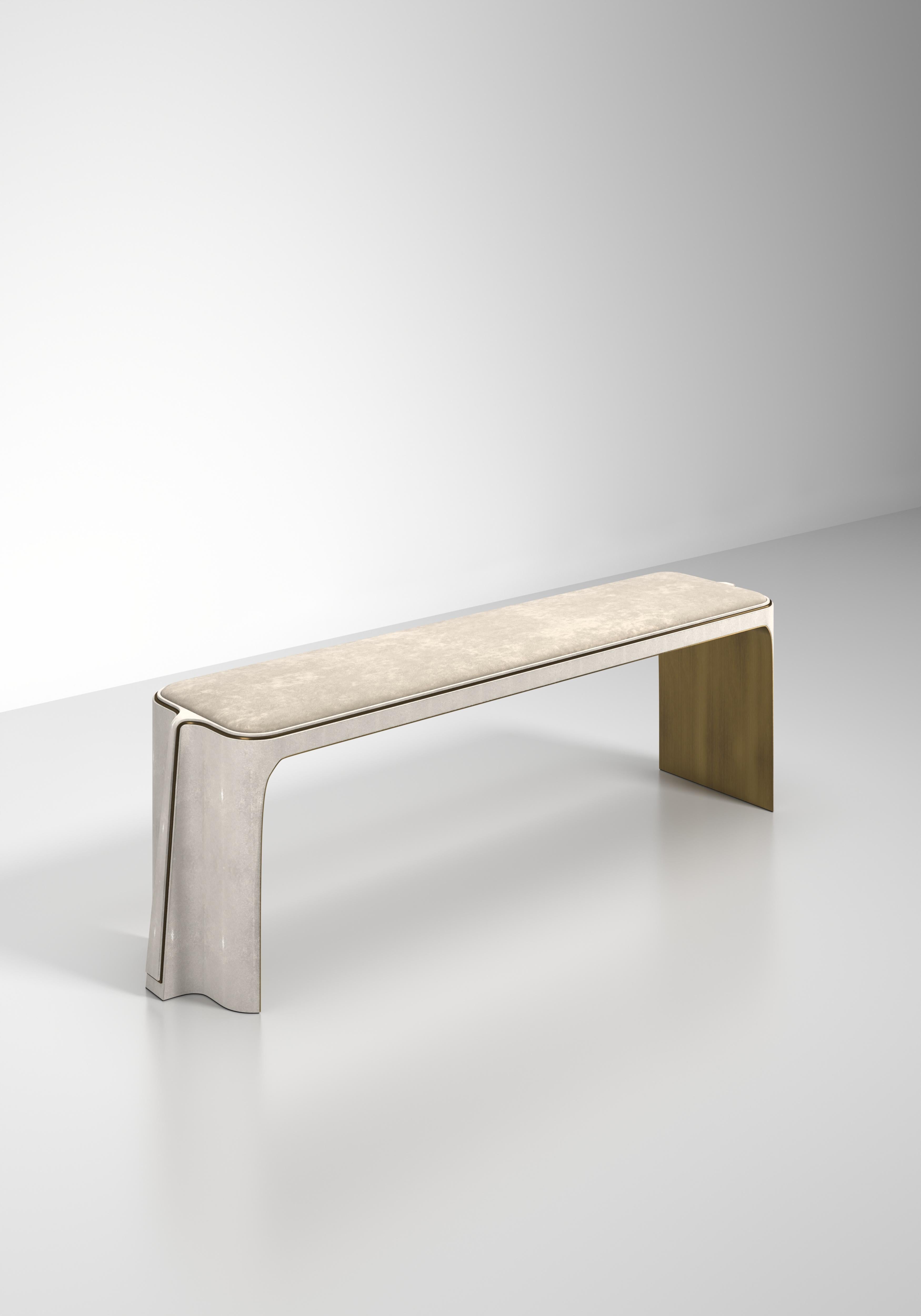 Paire de tables de chevet en galuchat avec détails en laiton patiné par R&Y Augousti en vente 6
