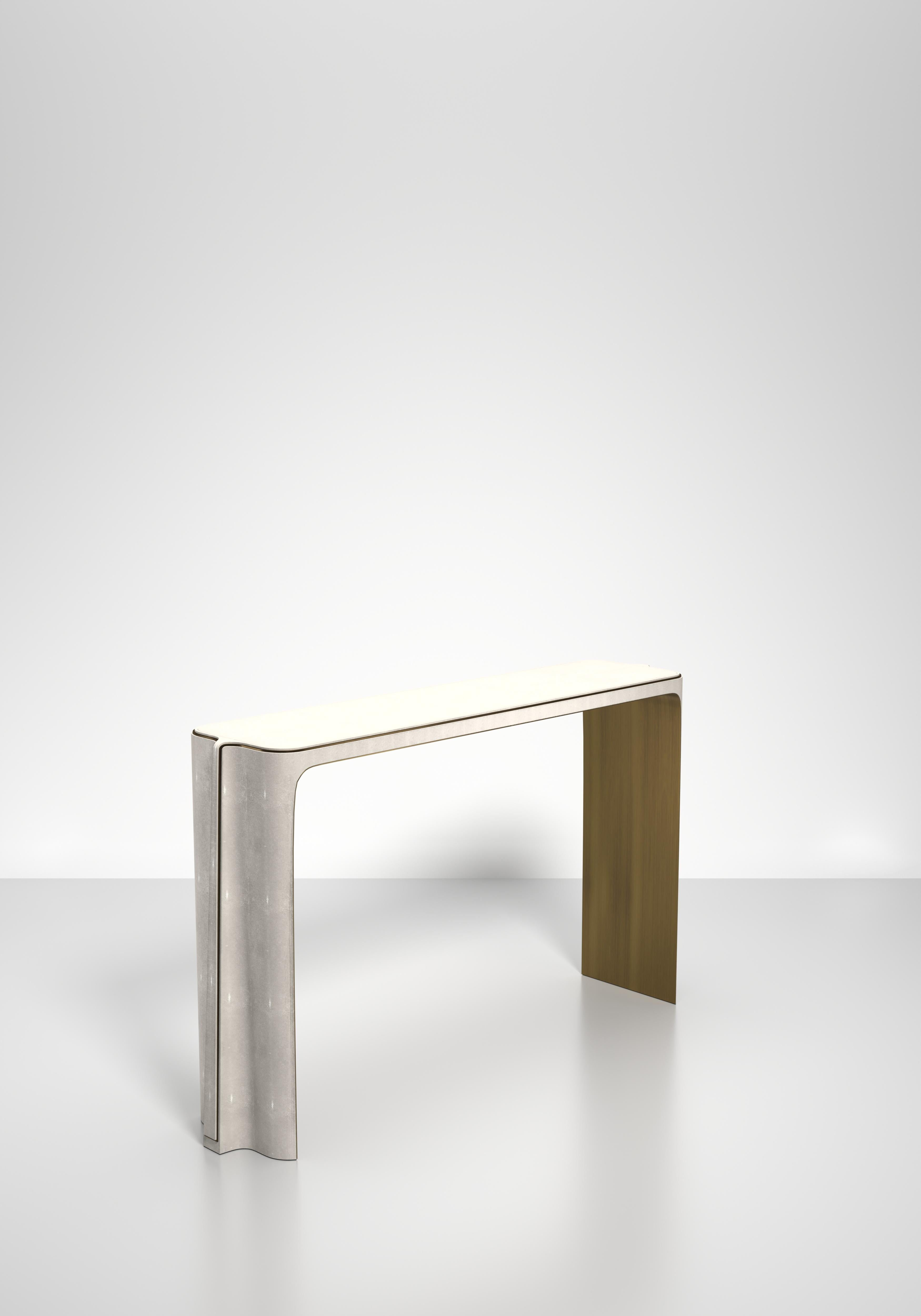Paire de tables de chevet en galuchat avec détails en laiton patiné par R&Y Augousti en vente 9