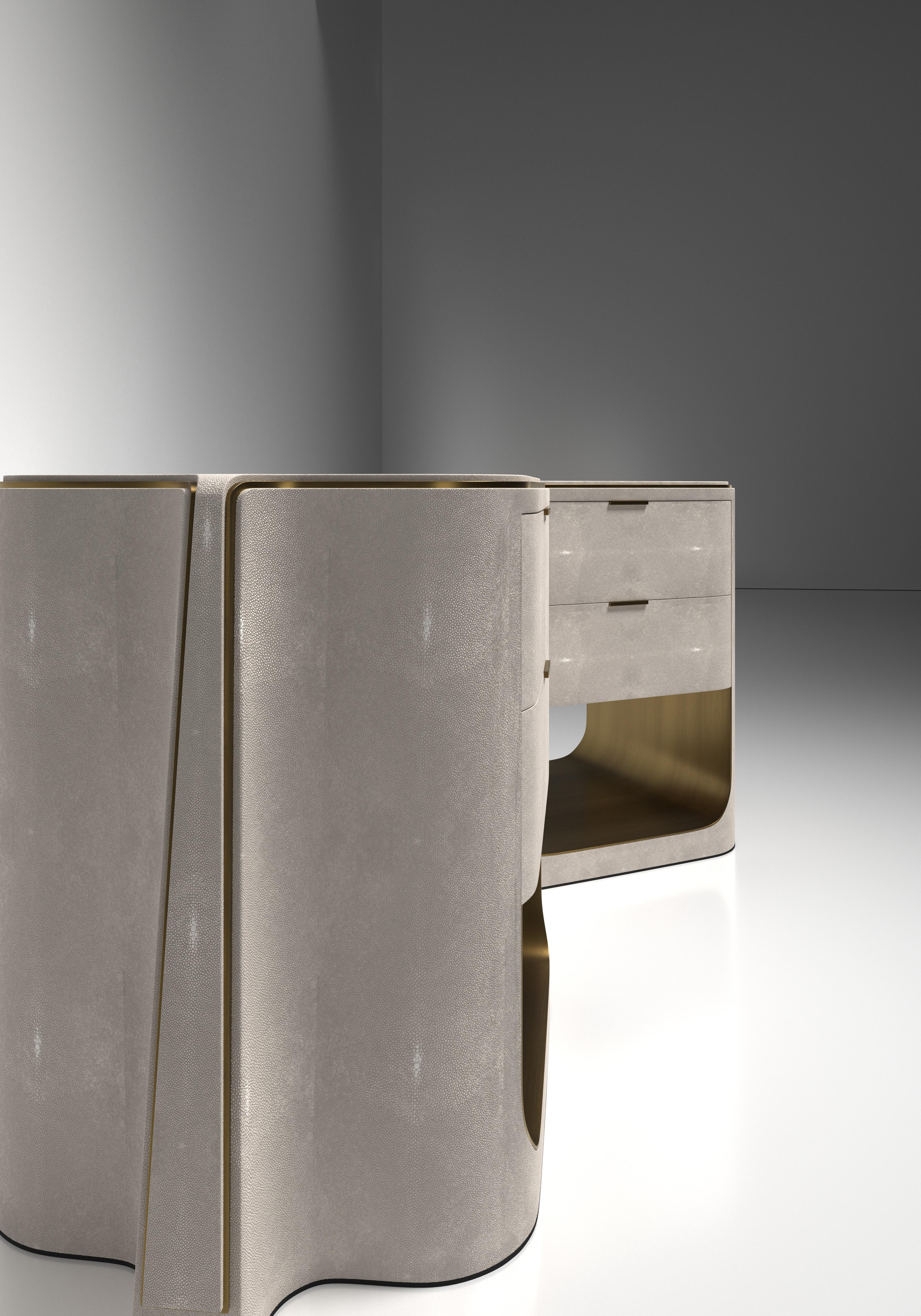 Art déco Paire de tables de chevet en galuchat avec détails en laiton patiné par R&Y Augousti en vente