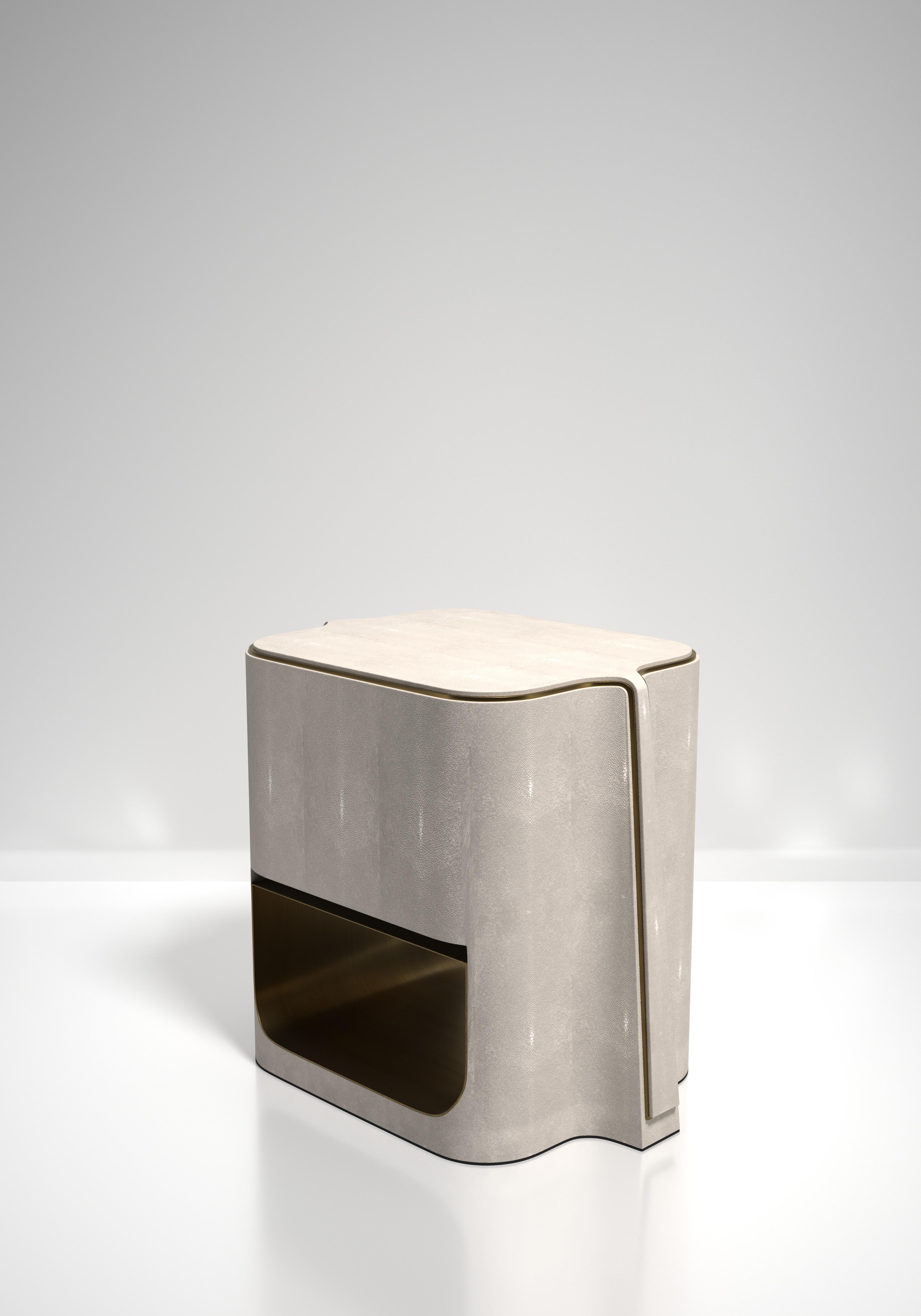XXIe siècle et contemporain Paire de tables de chevet en galuchat avec détails en laiton patiné par R&Y Augousti en vente