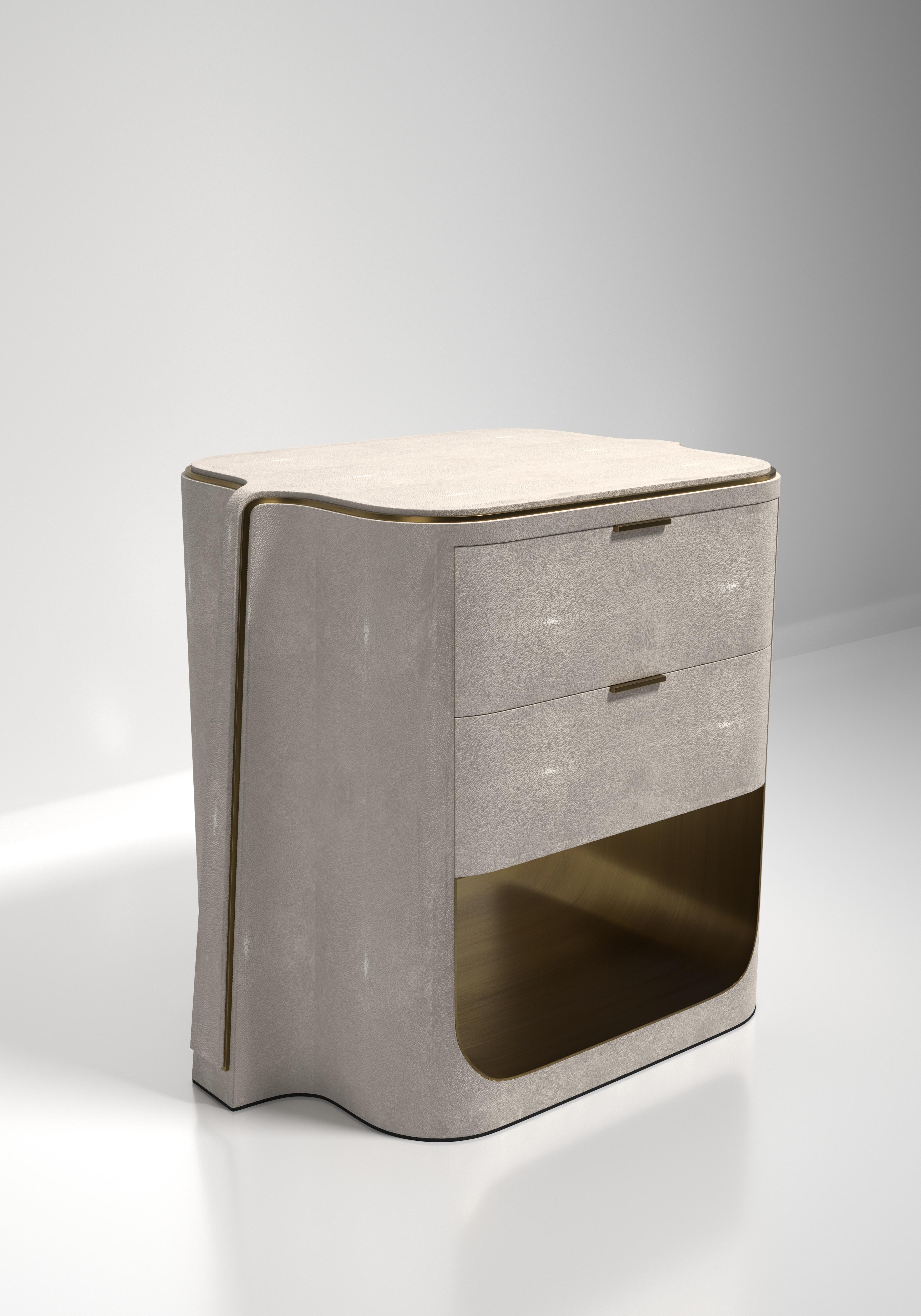 Laiton Paire de tables de chevet en galuchat avec détails en laiton patiné par R&Y Augousti en vente