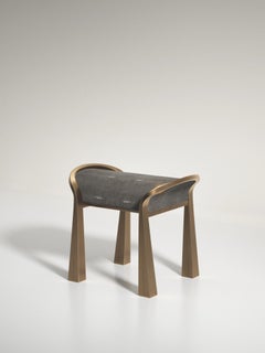 Paar Hocker mit Chagrin-Intarsien und skulpturalen Messingbeinen von R&Y Augousti