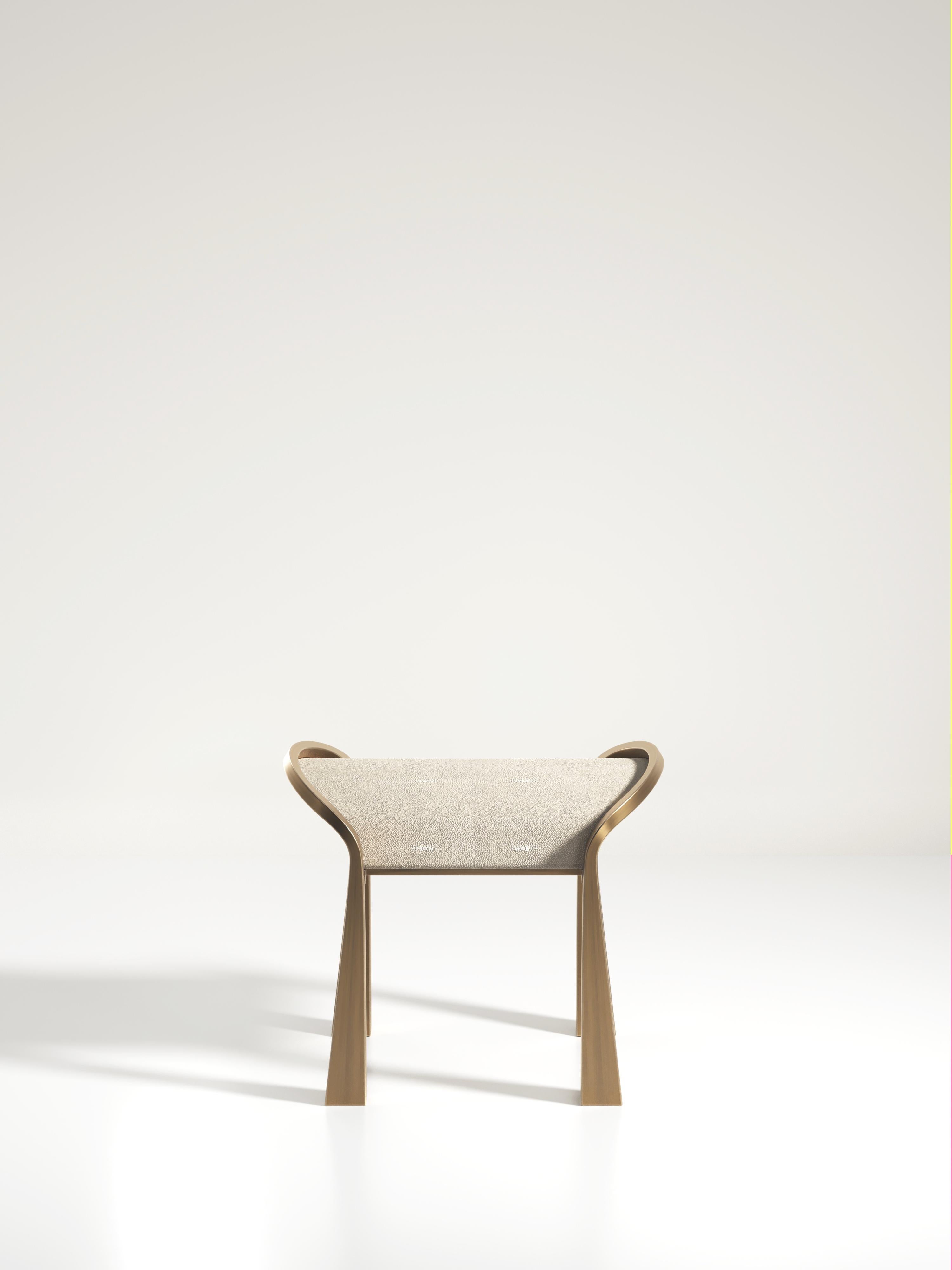 Filippino Coppia di sgabelli intarsiati in zigrino con gambe scultoree in ottone di & Y Augousti in vendita