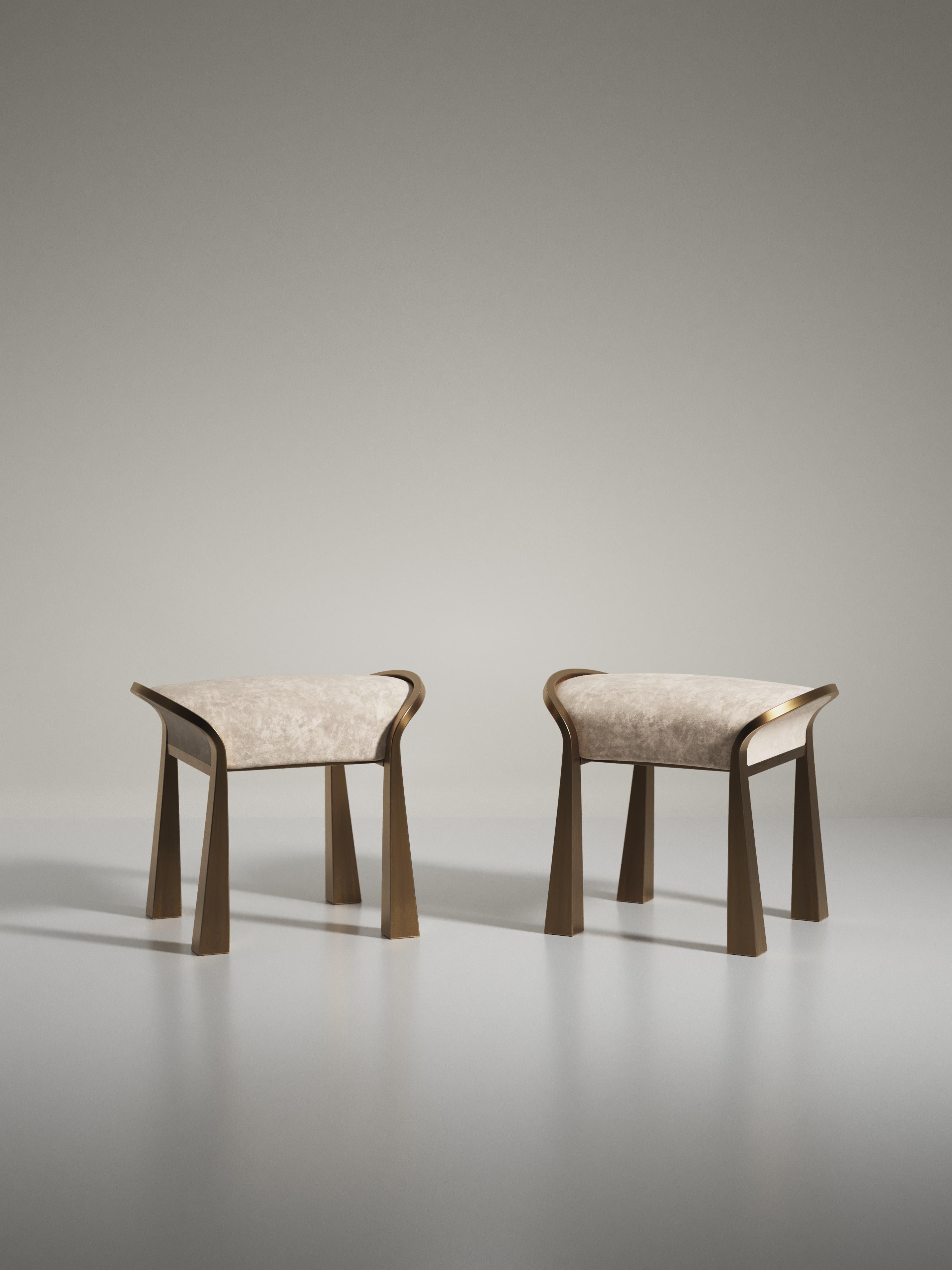 Ottone Coppia di sgabelli intarsiati in zigrino con gambe scultoree in ottone di & Y Augousti in vendita