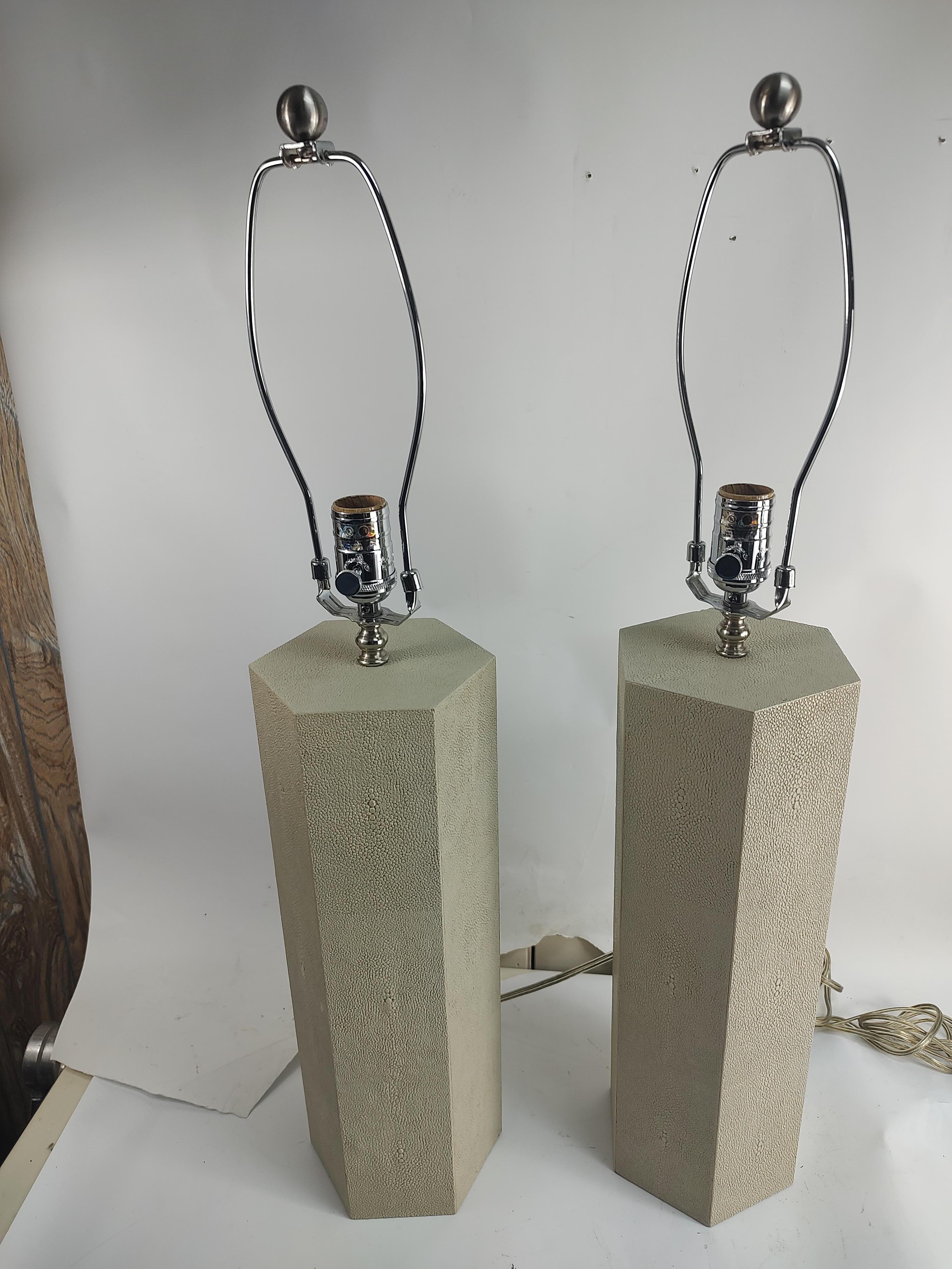 Paire de lampes de table octogonales en galuchat C1980 en vente 2