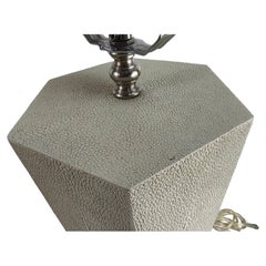 Pareja de lámparas de mesa octogonales de piel de zapa C1980