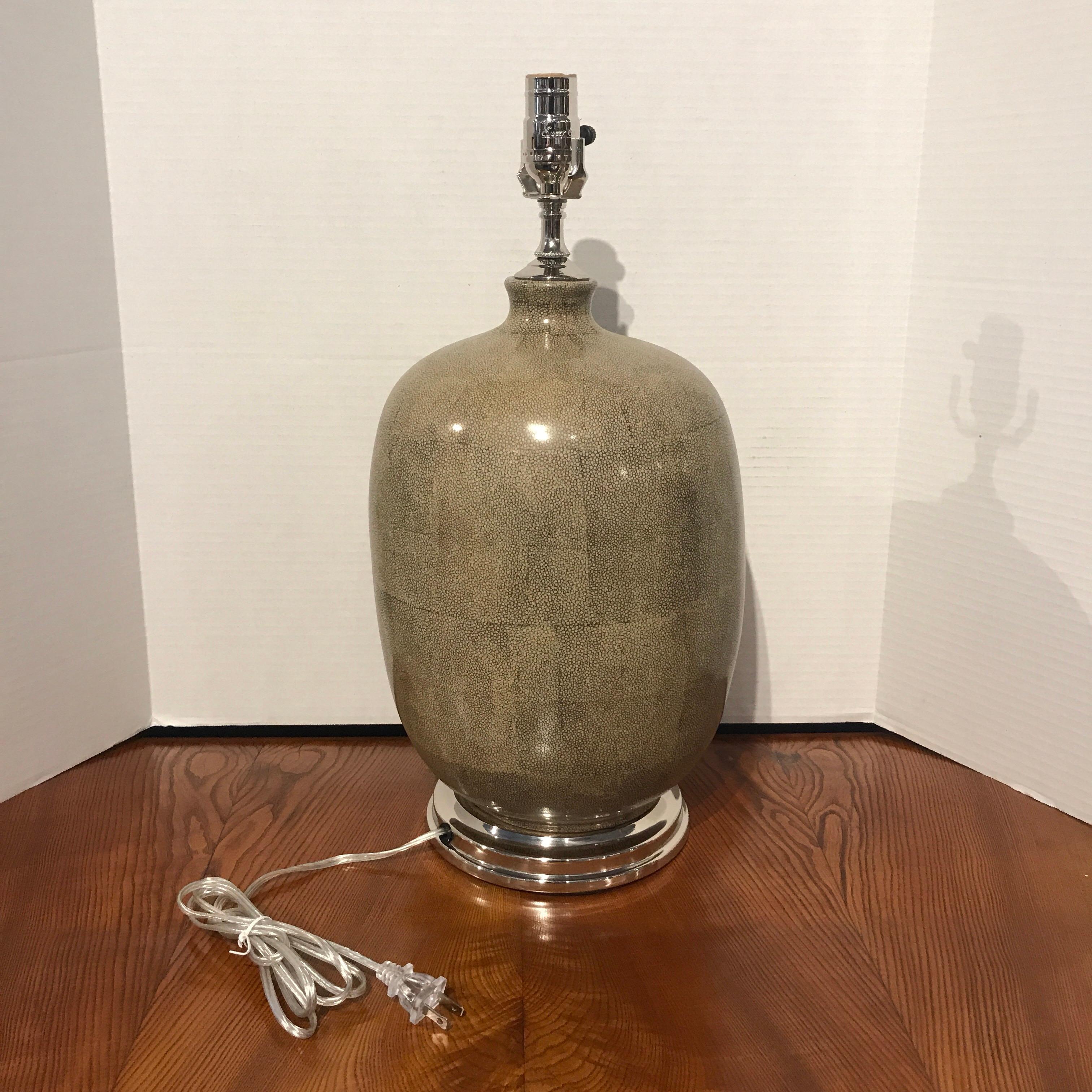 Pareja de jarrones de porcelana Shagreen, ahora como lámparas en venta 4