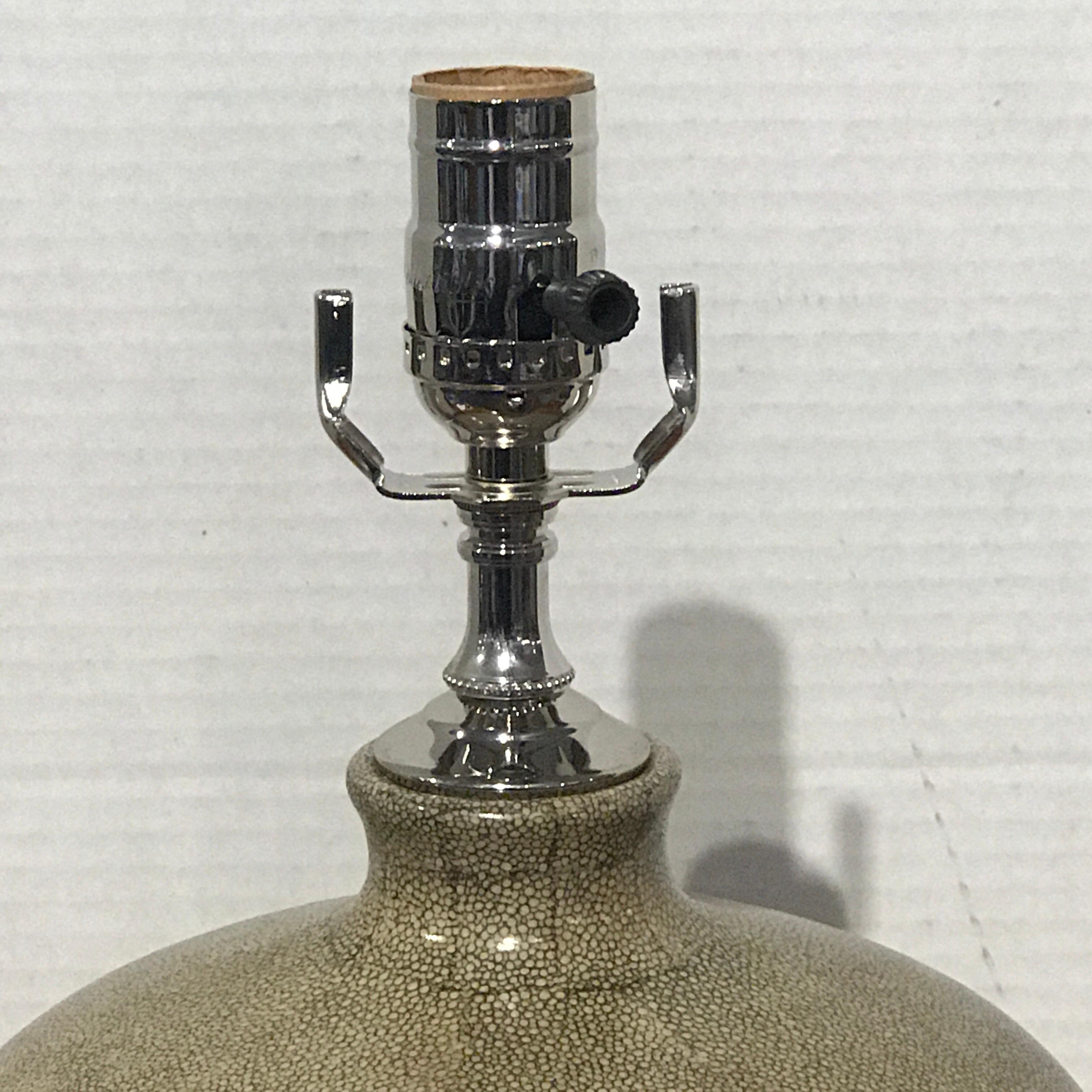 Pareja de jarrones de porcelana Shagreen, ahora como lámparas en Bueno estado para la venta en West Palm Beach, FL