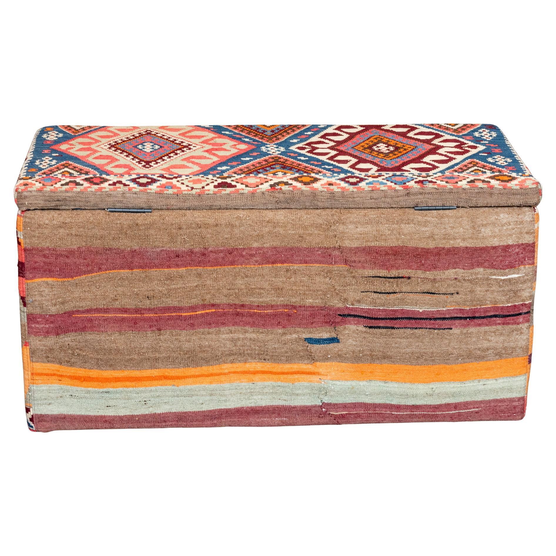 Paar Schahsavan-Kilim-bedeckte Truhen im Angebot 5