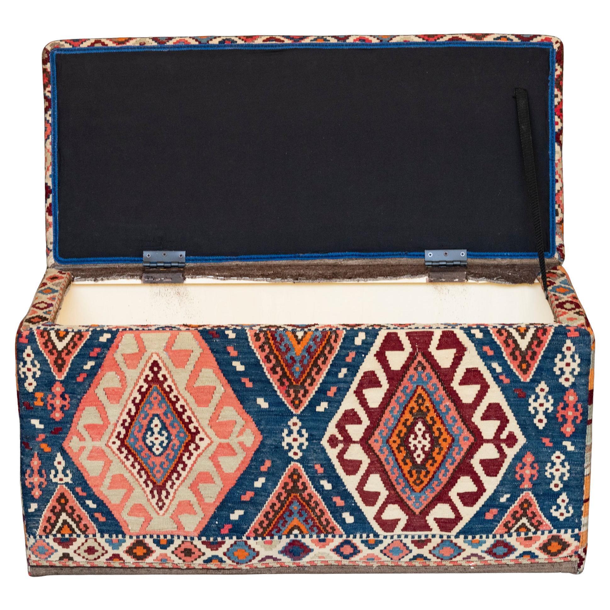 Paar Schahsavan-Kilim-bedeckte Truhen (Sonstiges) im Angebot