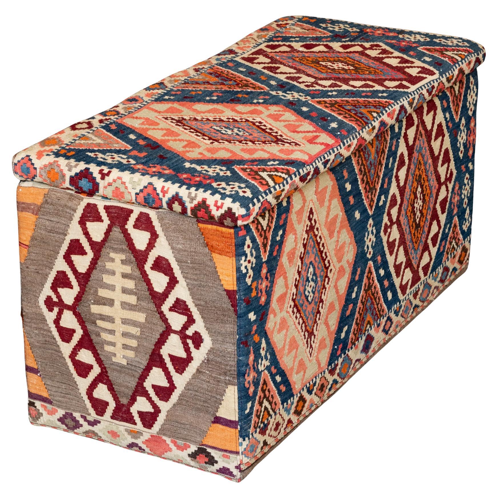 Paar Schahsavan-Kilim-bedeckte Truhen (Kaukasisch) im Angebot