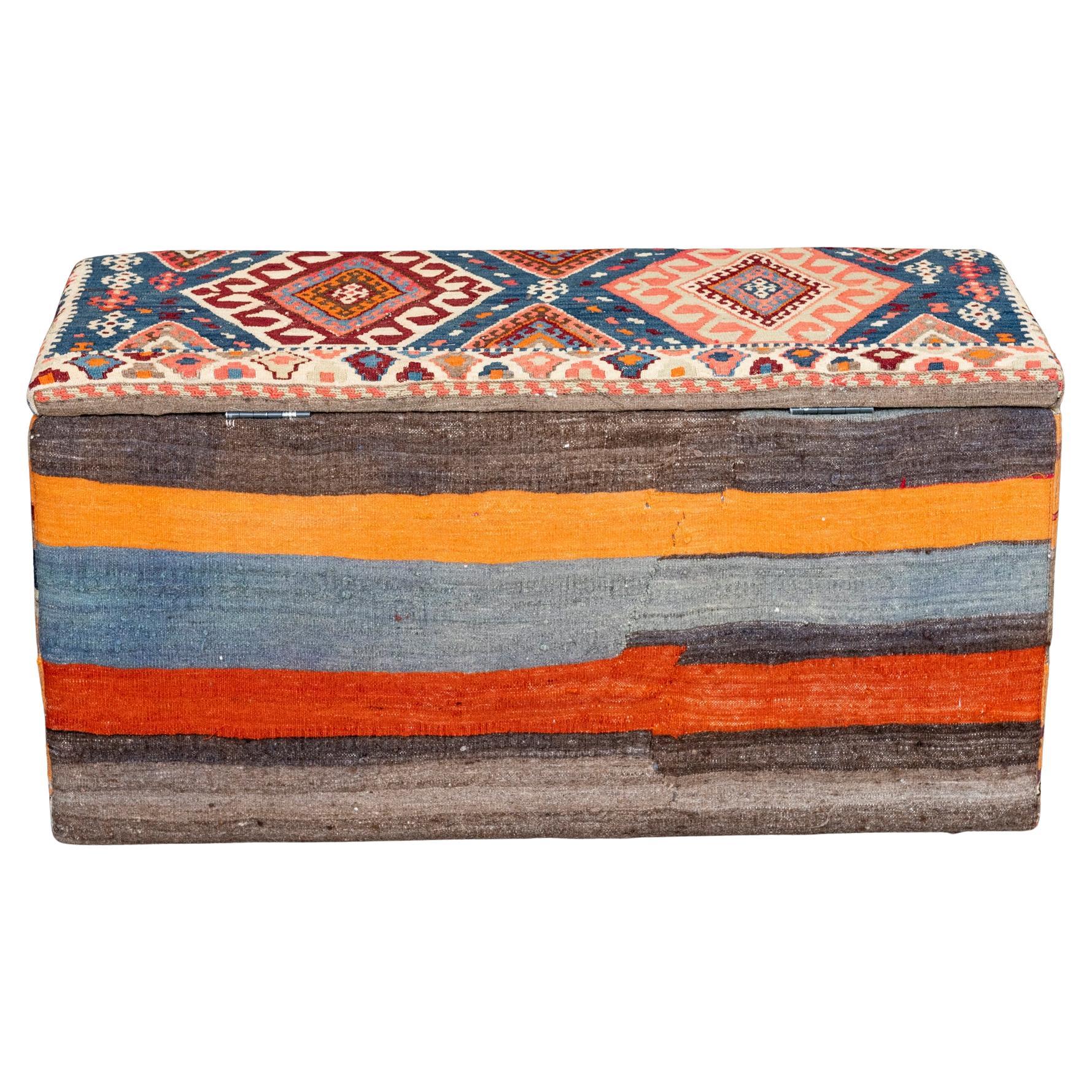 Paar Schahsavan-Kilim-bedeckte Truhen (20. Jahrhundert) im Angebot