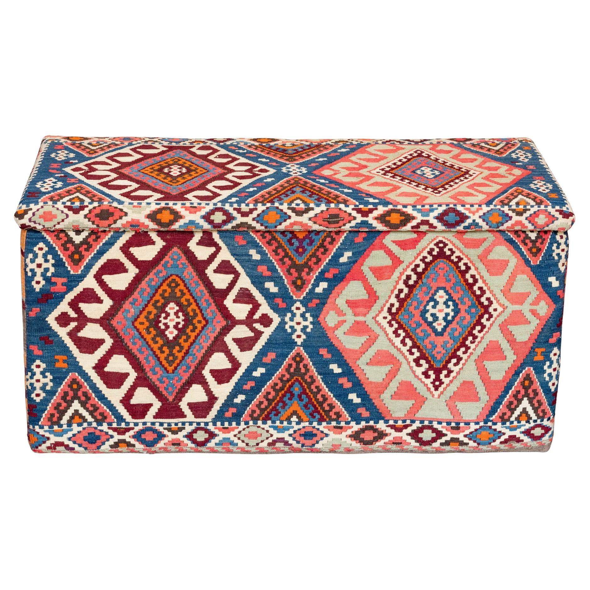 Paar Schahsavan-Kilim-bedeckte Truhen im Angebot 1