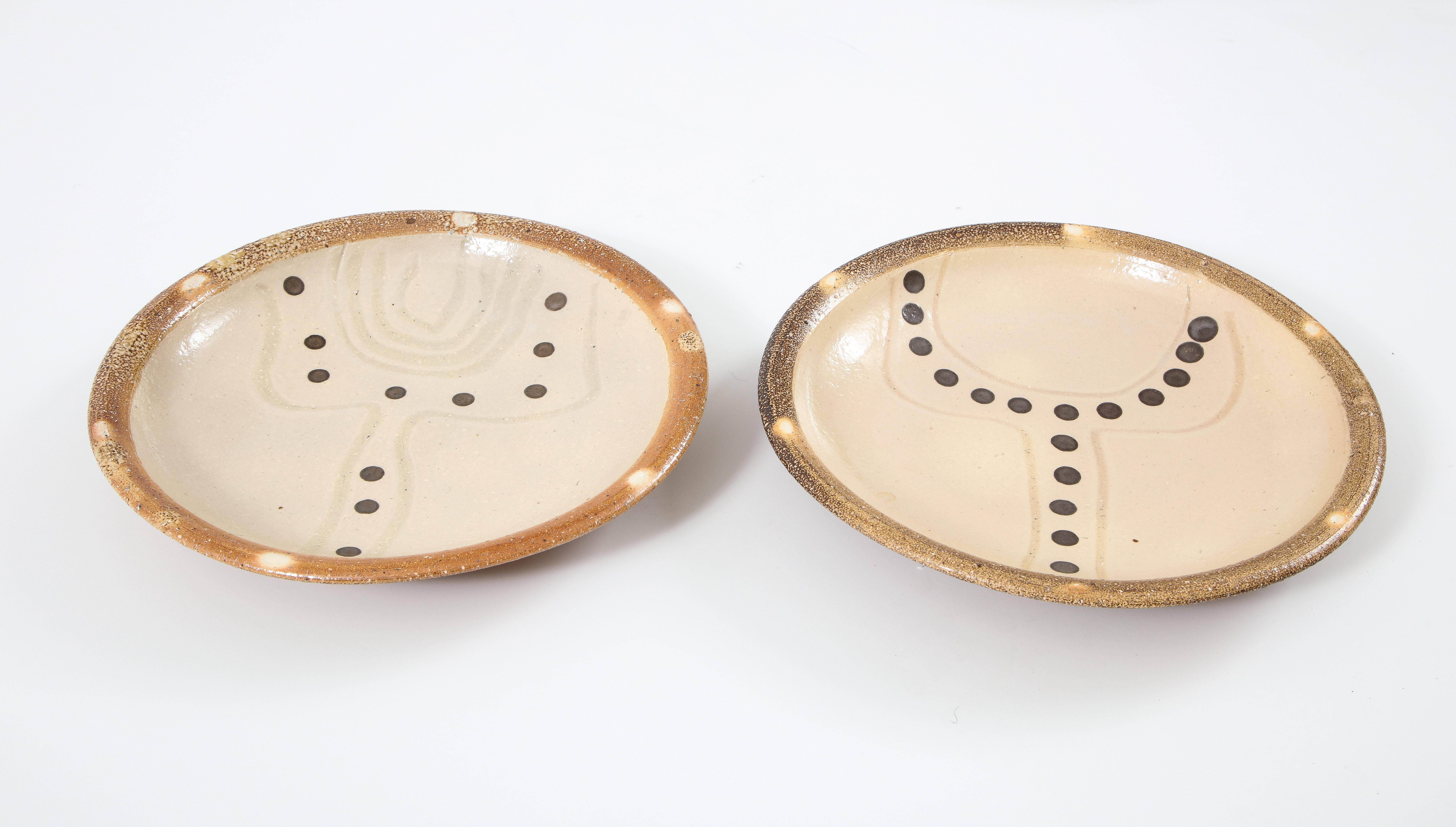 Pair of abstract pattern bowls by Mark Hewitt, (British), North Carolina Artist, signed

Mark has exhibited in London, New York and Tokyo, as well as throughout the US. He is well-represented in museum and private collections, including the