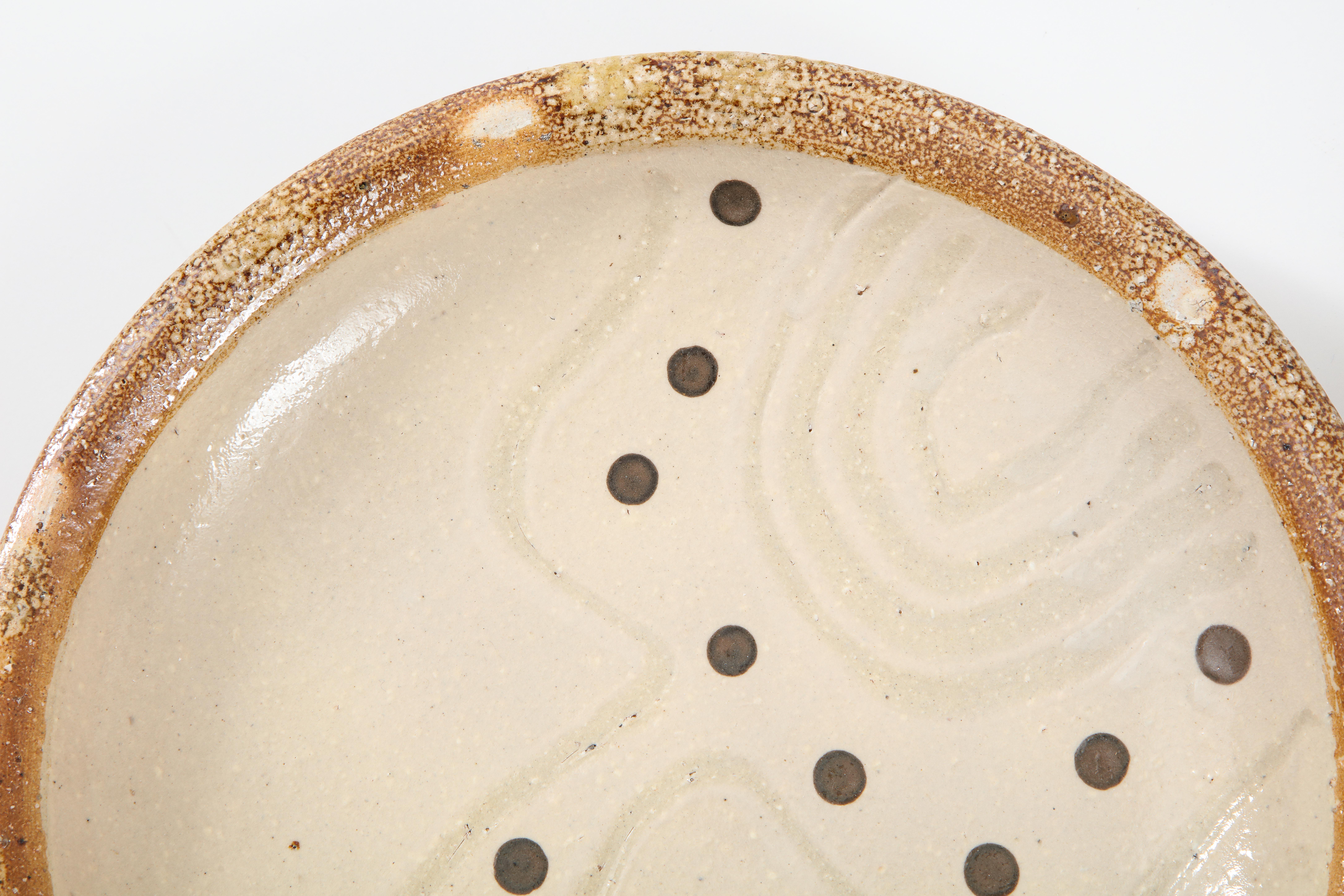 Pair of Shallow Stoneware Bowls with Abstract Pattern In Excellent Condition In Brooklyn, NY