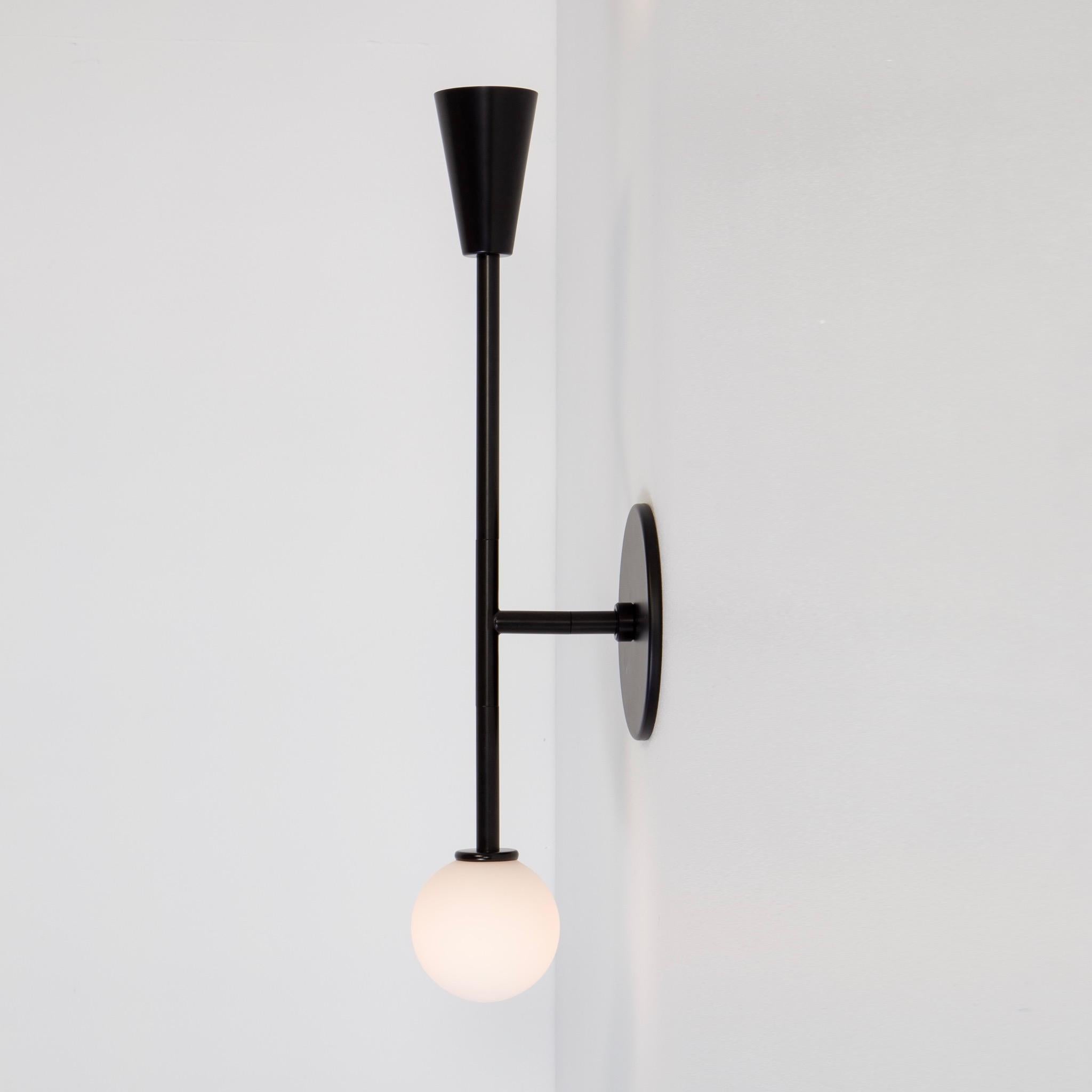 Cette offre concerne 2x Shapes Large Sconces conçu et fabriqué par Research.Lighting. 

MATERIAL : Acier, laiton, verre
Finition : Acier revêtu de poudre en noir
Électronique : 2x douilles G9, 2x ampoules LED de 4,5 watts (incluses), 900 lumens au