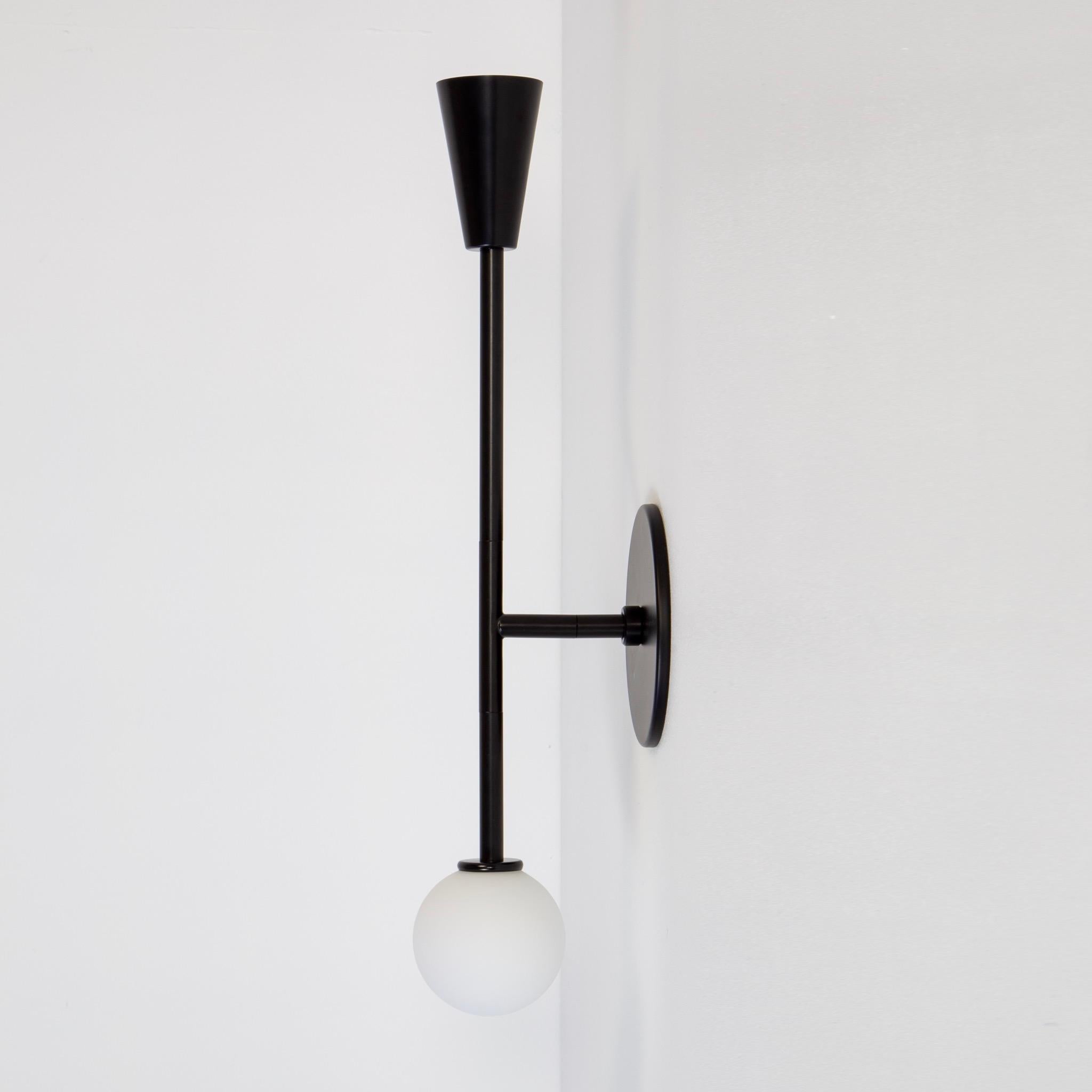 Moderne Paire d'appliques de vanité Shapes, par Research.Lighting, noir, verre, fait sur commande en vente