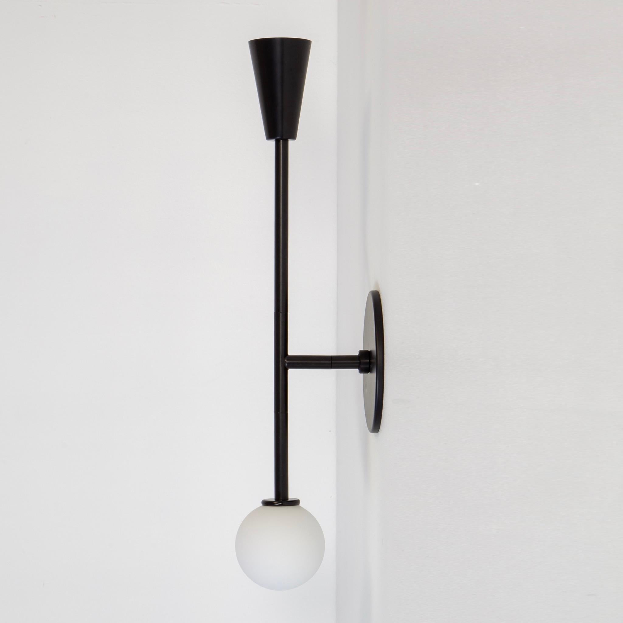 Américain Paire d'appliques de vanité Shapes, par Research.Lighting, noir, verre, fait sur commande en vente