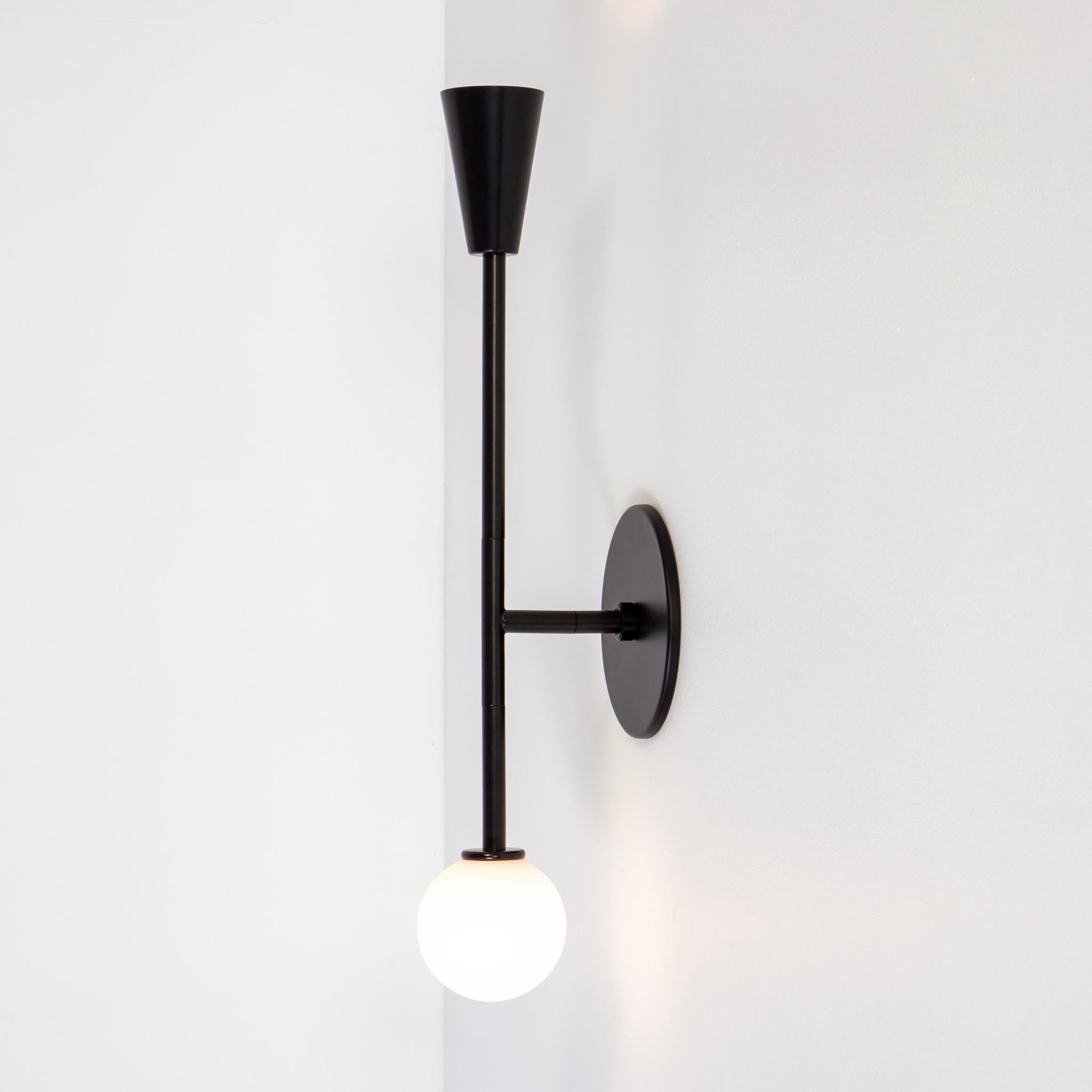 XXIe siècle et contemporain Paire d'appliques de vanité Shapes, par Research.Lighting, noir, verre, fait sur commande en vente