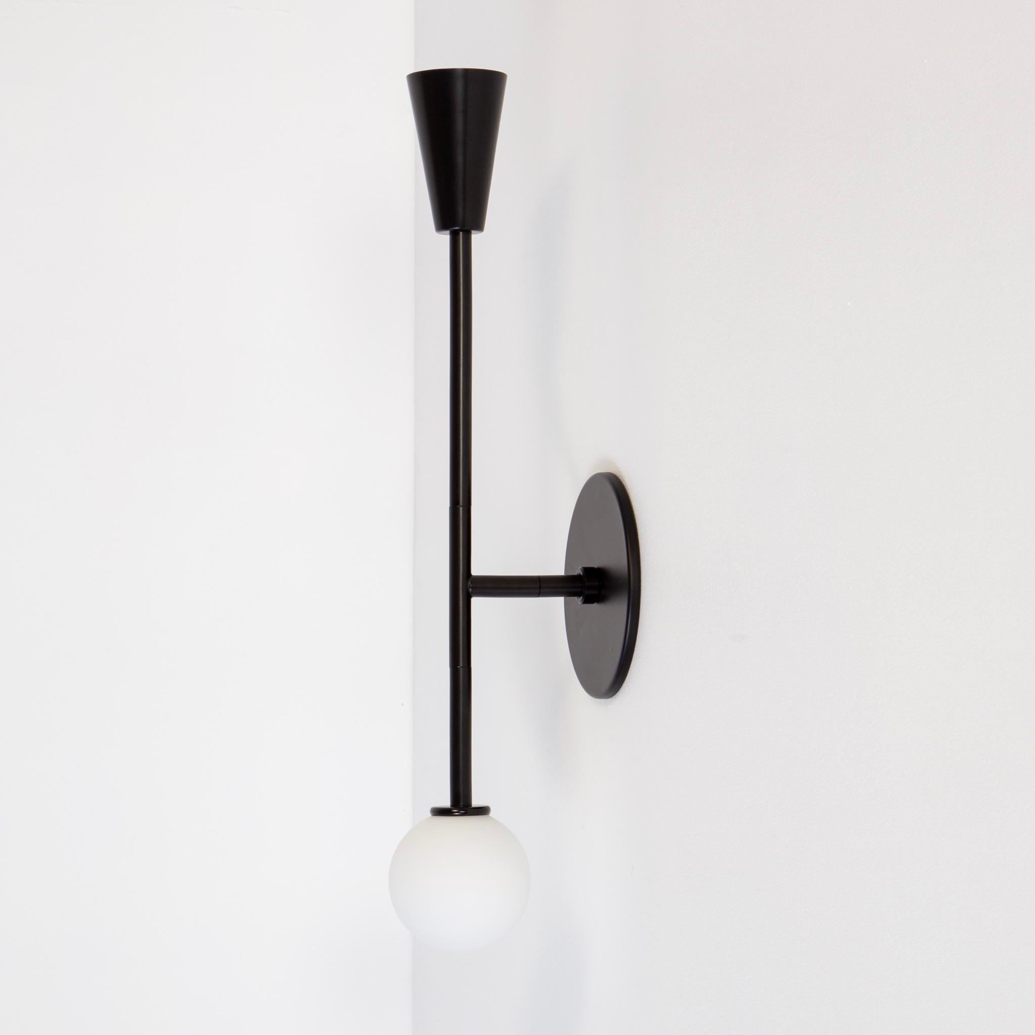 Métal Paire d'appliques de vanité Shapes, par Research.Lighting, noir, verre, fait sur commande en vente