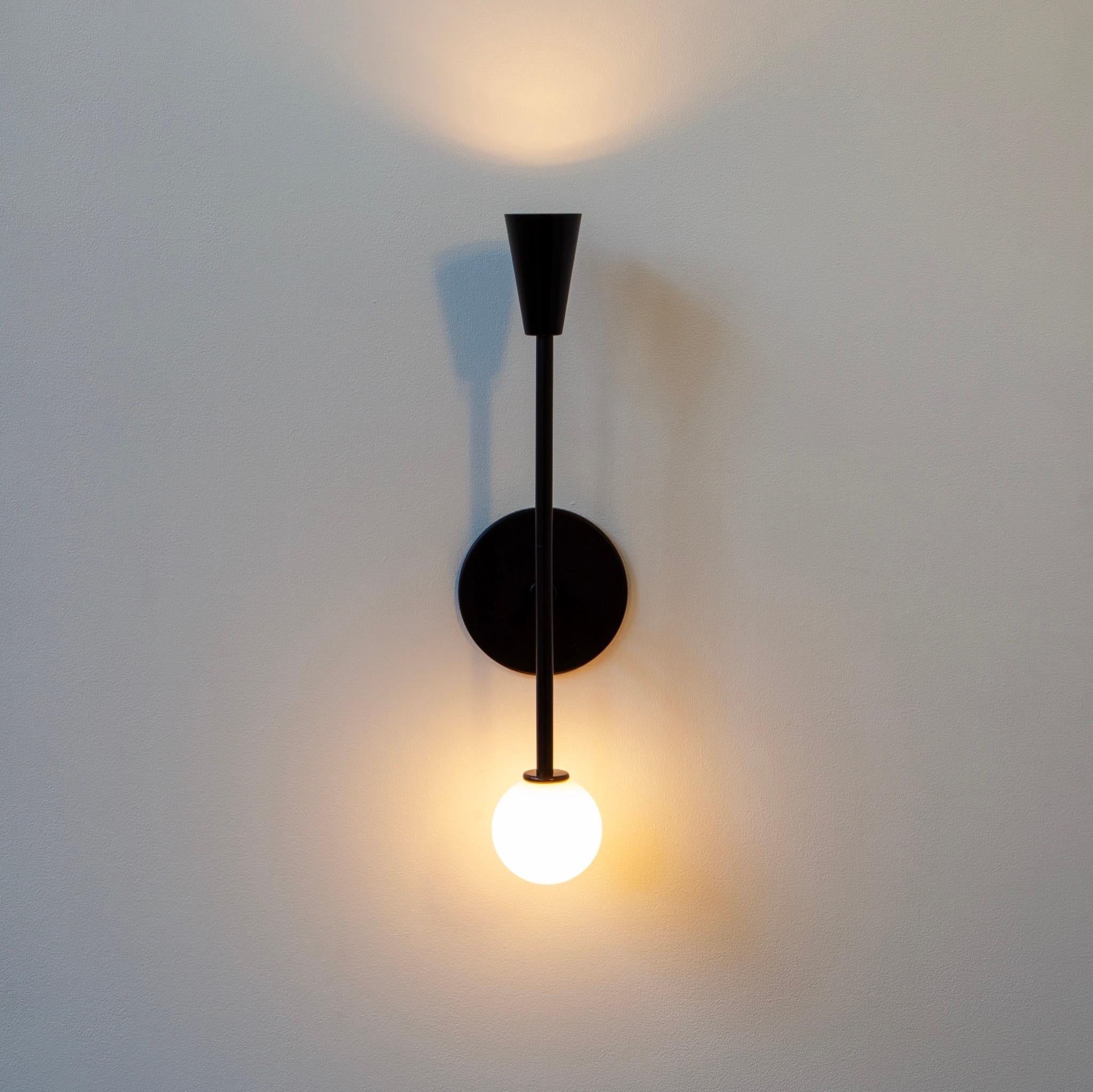 Paire d'appliques de vanité Shapes, par Research.Lighting, noir, verre, fait sur commande en vente 2