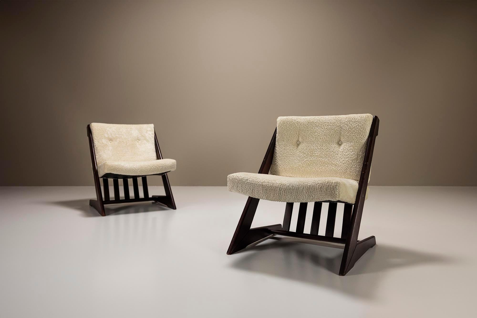 A wonderful set to look at hailing from the groovy seventies period. This concerns two chairs, most likely made in the Netherlands. Sharp shapes and the architectural appearance together make an attractive combination.It’s the frame that immediately