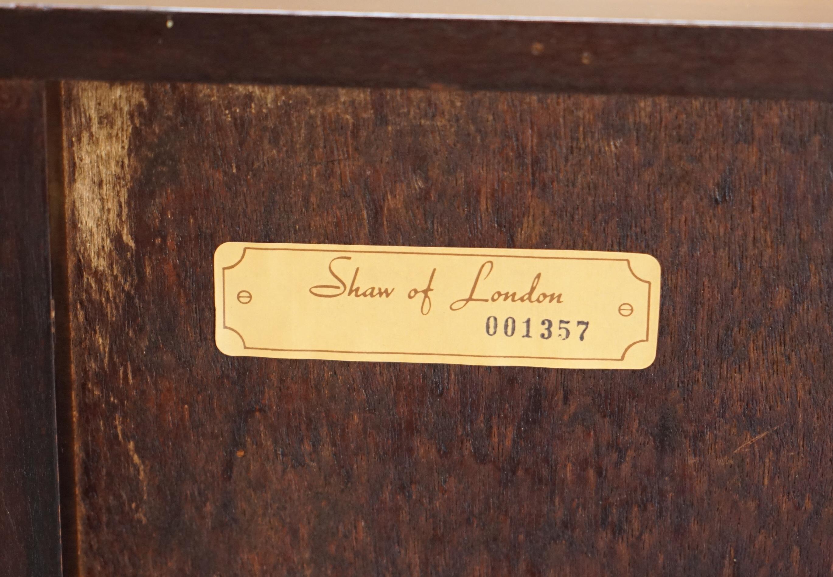 Paire de bibliothèques ouvertes Shaws of London en bois de feuillus flammé d'après-guerre en vente 4