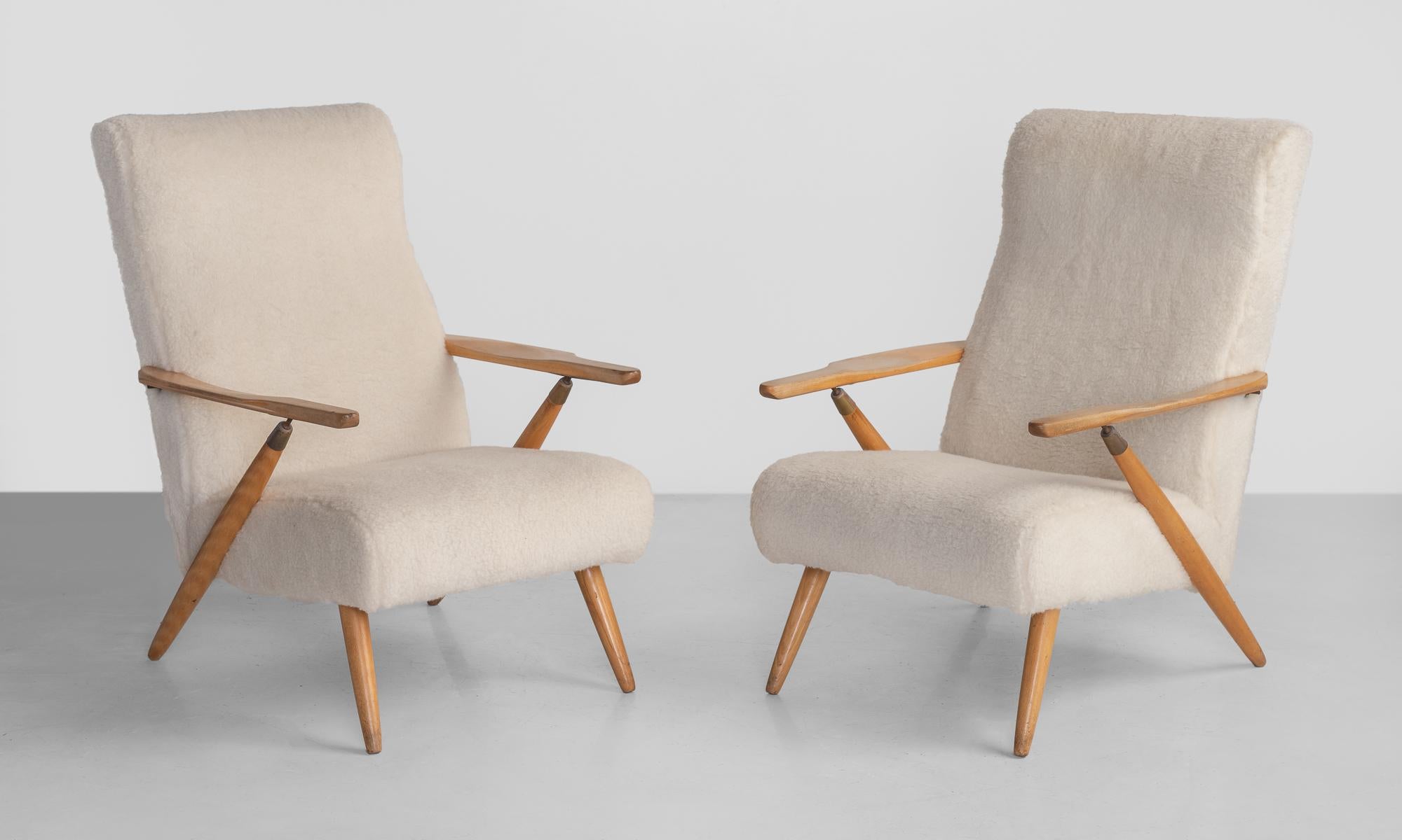 Pair of shearling lounge chairs, France, circa 1950.

Reclinable form in white shearling upholstery, in the style of Carlo Mollino.

Measures: 33