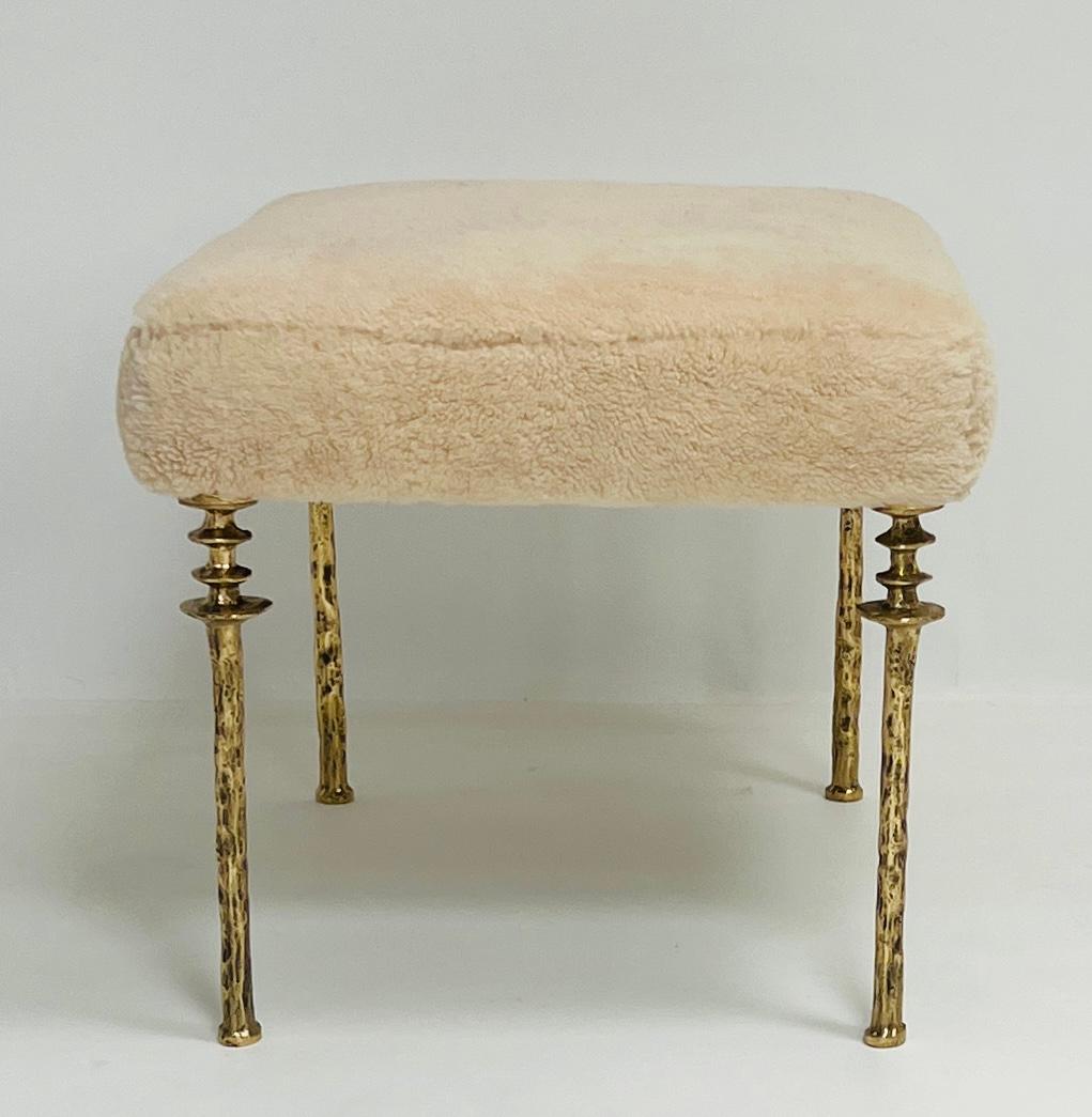 Coppia di sgabelli Sorgue in shearling, gambe in bronzo dorato di Bourgeois Boheme Atelier in vendita 2