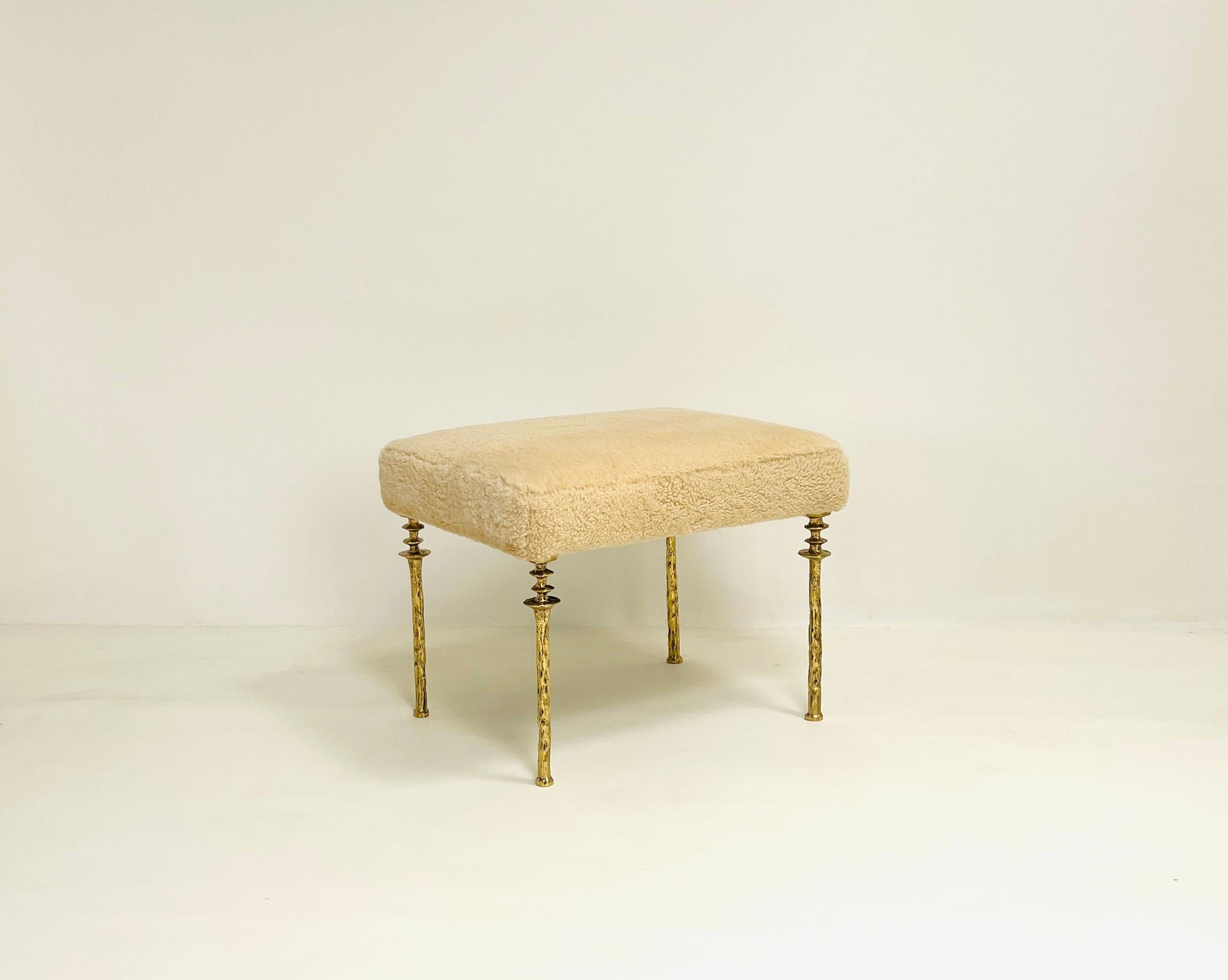 Coppia di sgabelli Sorgue in shearling, gambe in bronzo dorato di Bourgeois Boheme Atelier in vendita 3