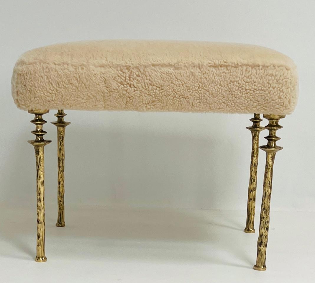 Coppia di sgabelli Sorgue in shearling, gambe in bronzo dorato di Bourgeois Boheme Atelier in vendita 4