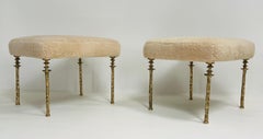 Paar Sorgue-Hocker aus Shearling, Beine aus Goldbronze von Bourgeois Boheme Atelier