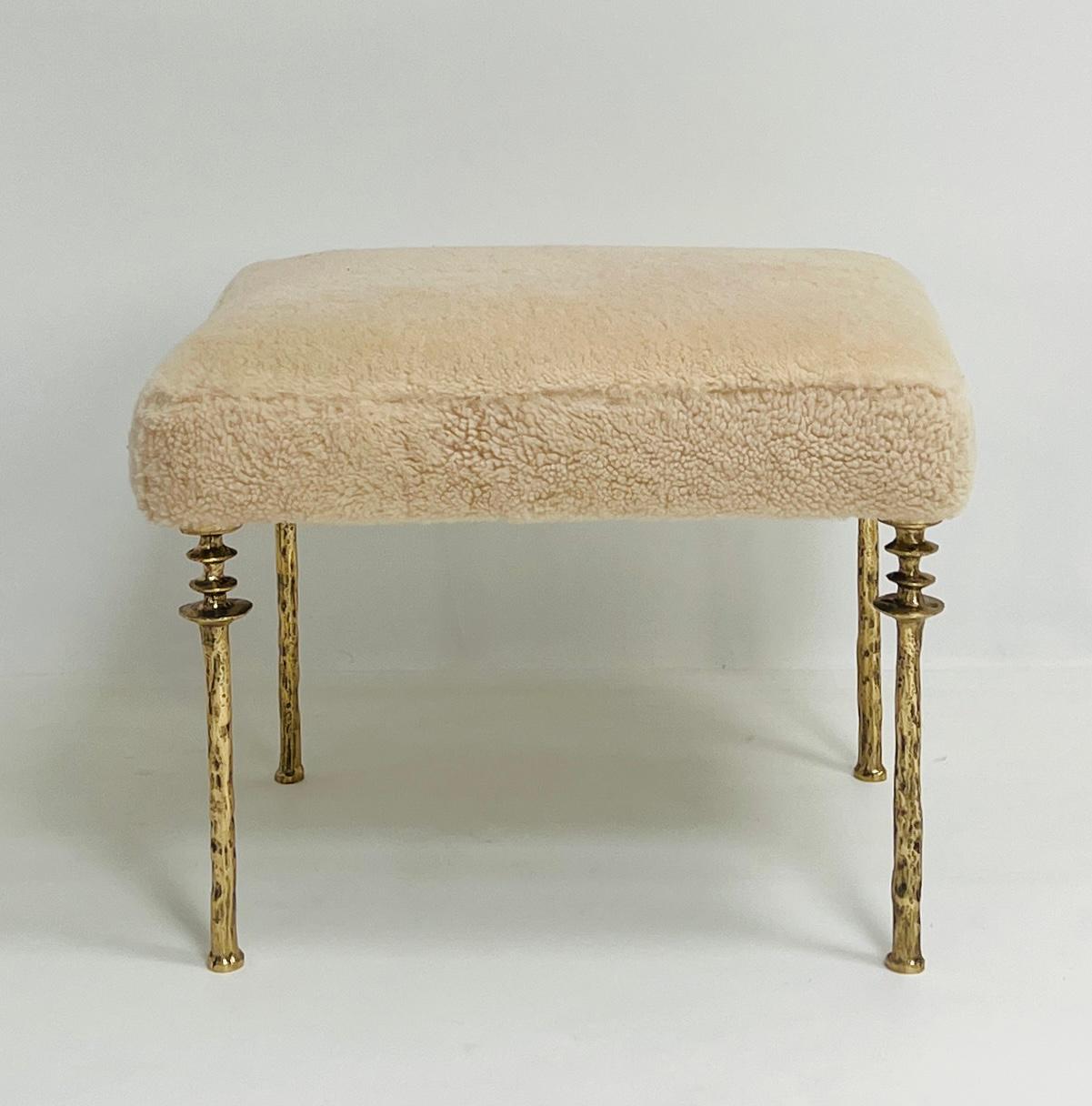 Organico moderno Coppia di sgabelli Sorgue in shearling, gambe in bronzo dorato di Bourgeois Boheme Atelier in vendita