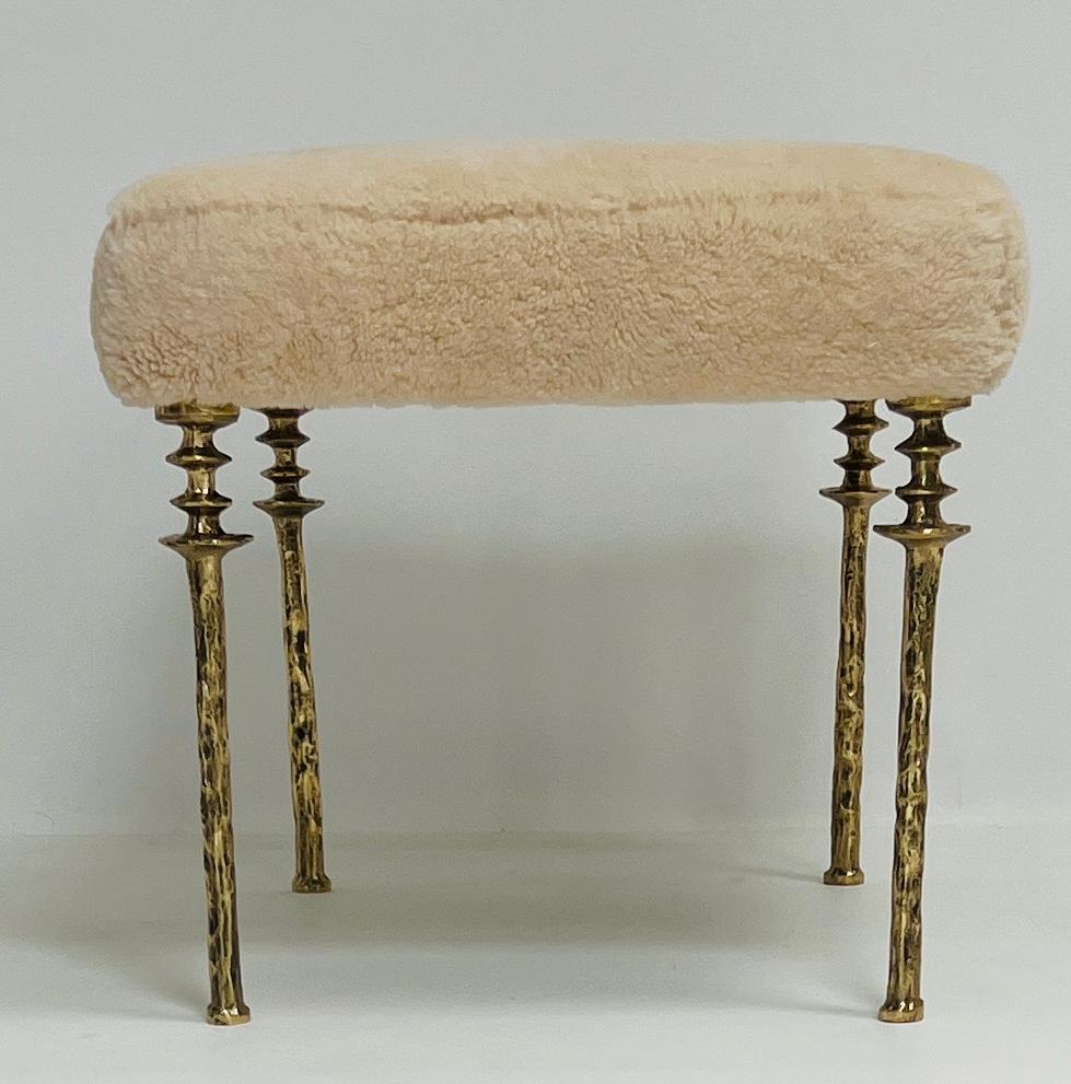 Americano Coppia di sgabelli Sorgue in shearling, gambe in bronzo dorato di Bourgeois Boheme Atelier in vendita