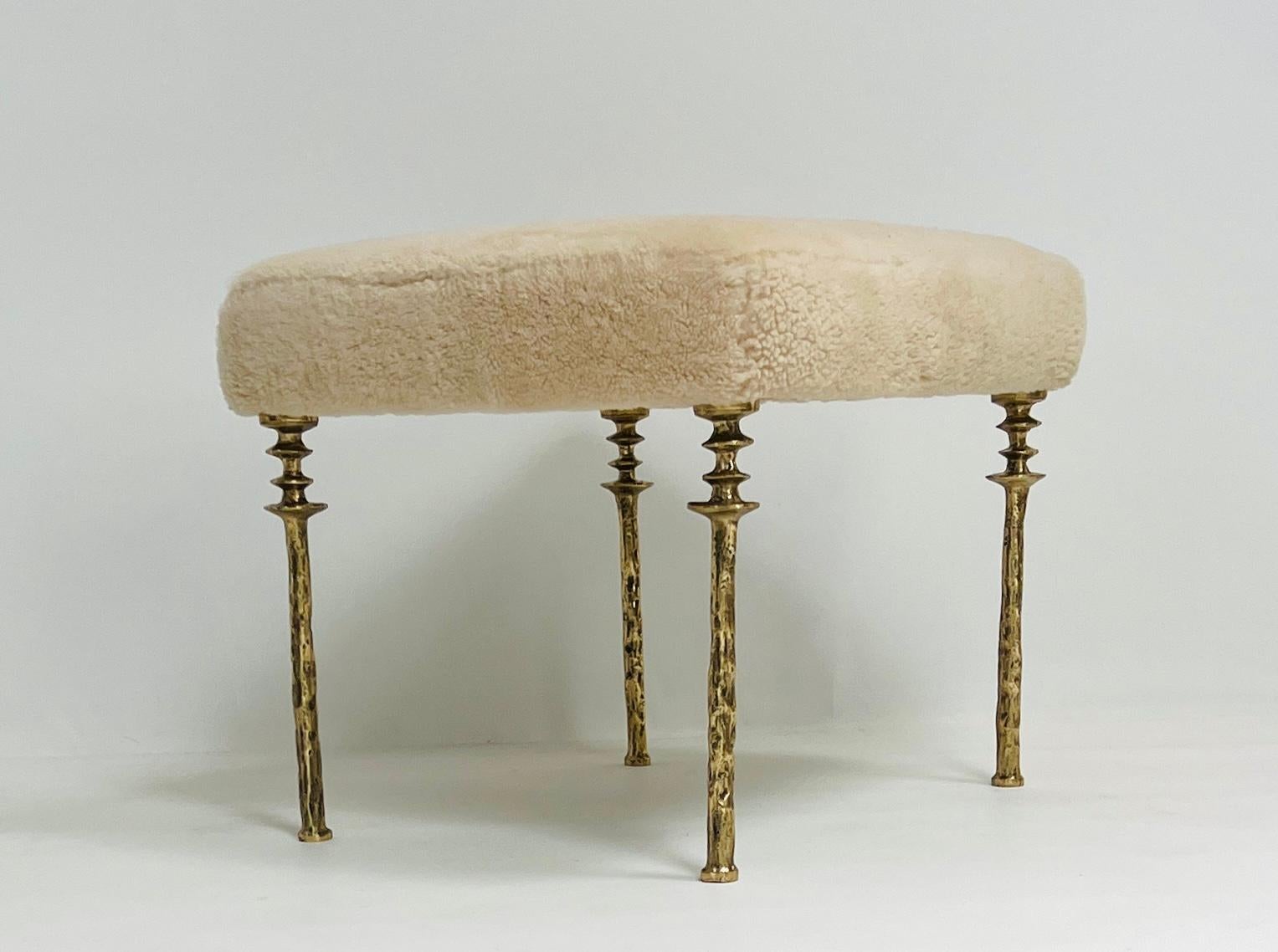 Fatto a mano Coppia di sgabelli Sorgue in shearling, gambe in bronzo dorato di Bourgeois Boheme Atelier in vendita