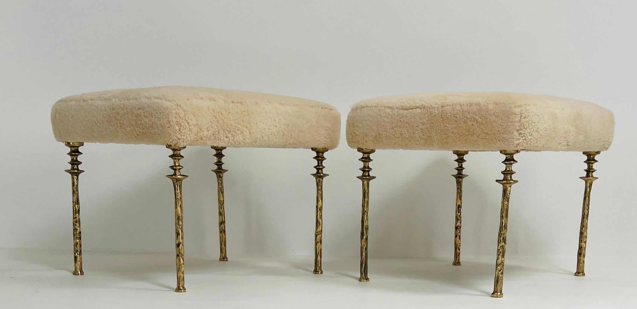 Coppia di sgabelli Sorgue in shearling, gambe in bronzo dorato di Bourgeois Boheme Atelier In condizioni Nuovo in vendita a Los Angeles, CA