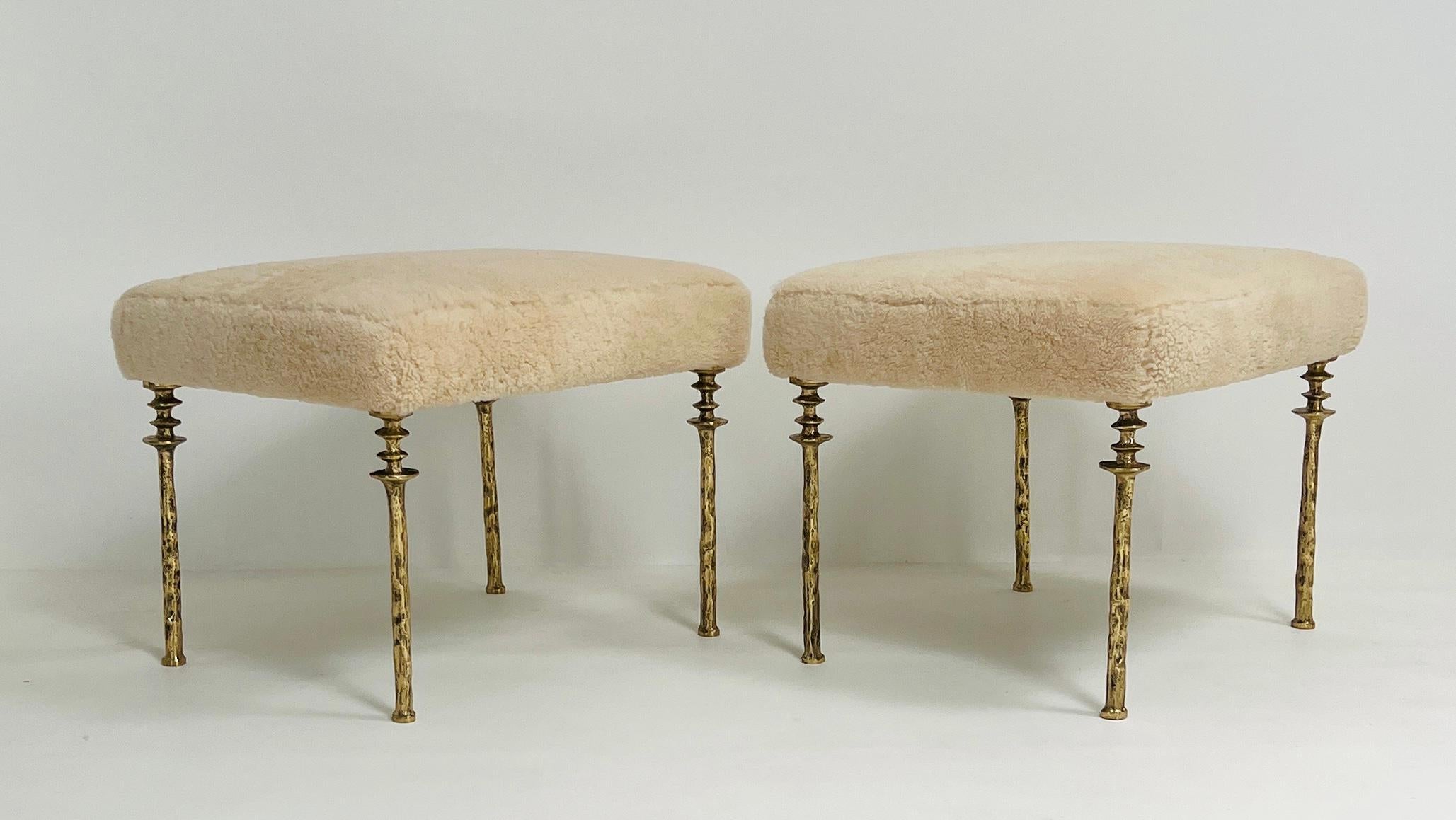 XXI secolo e contemporaneo Coppia di sgabelli Sorgue in shearling, gambe in bronzo dorato di Bourgeois Boheme Atelier in vendita