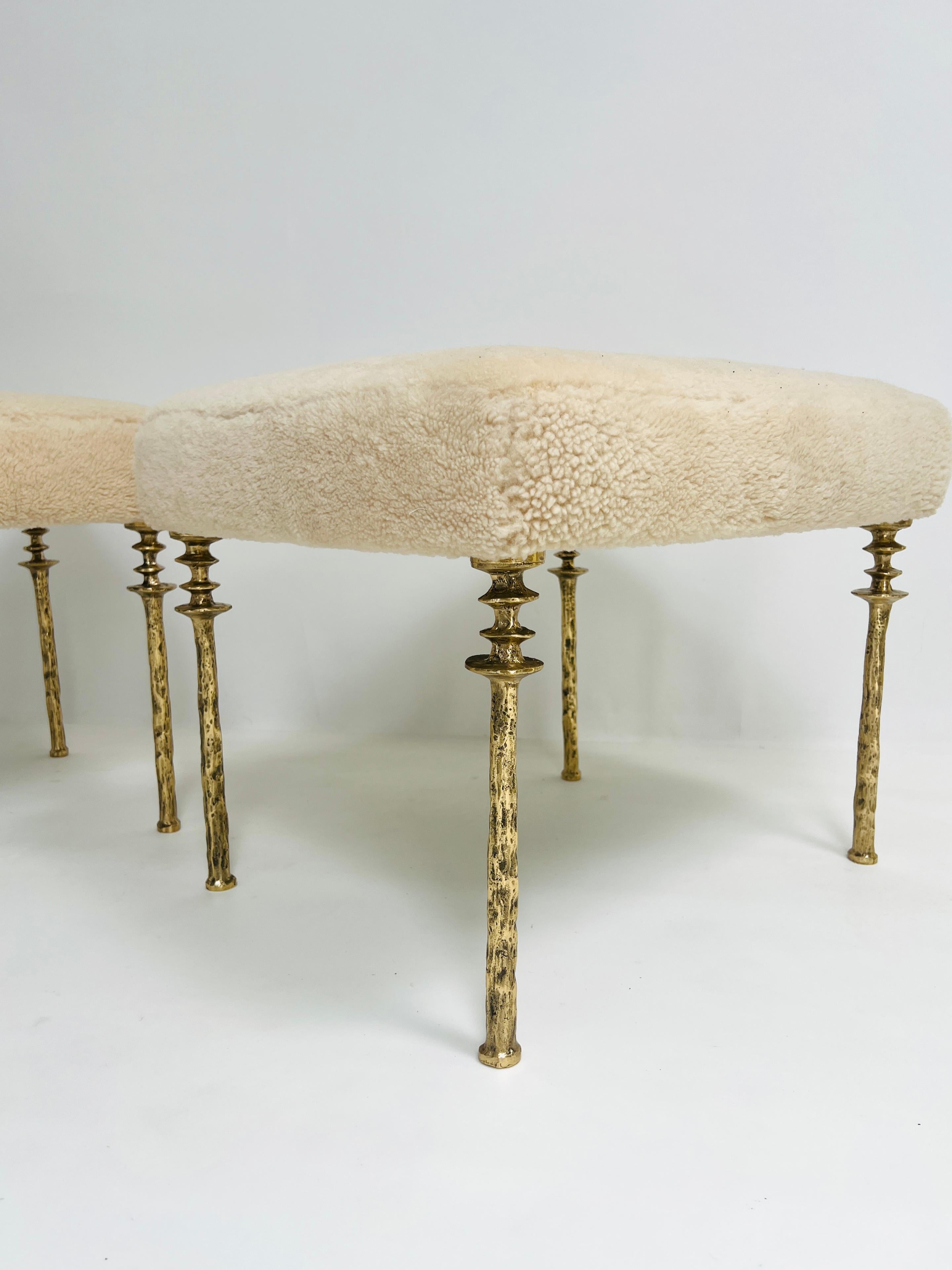 Bronzo Coppia di sgabelli Sorgue in shearling, gambe in bronzo dorato di Bourgeois Boheme Atelier in vendita