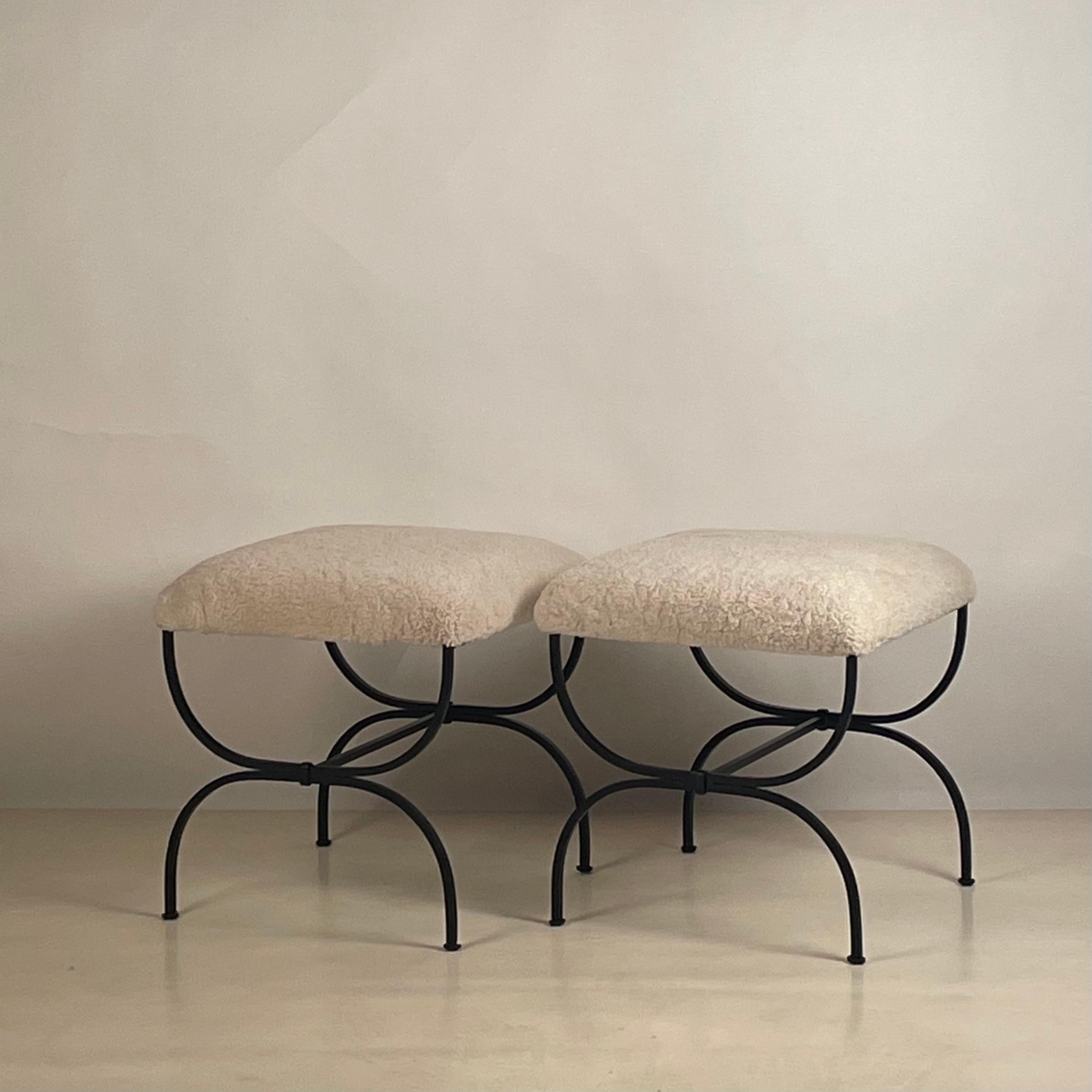 Pair of shearling 'Strapontin' stools by Design Frères.

Chic and understated.

Also great as a two-part bench.