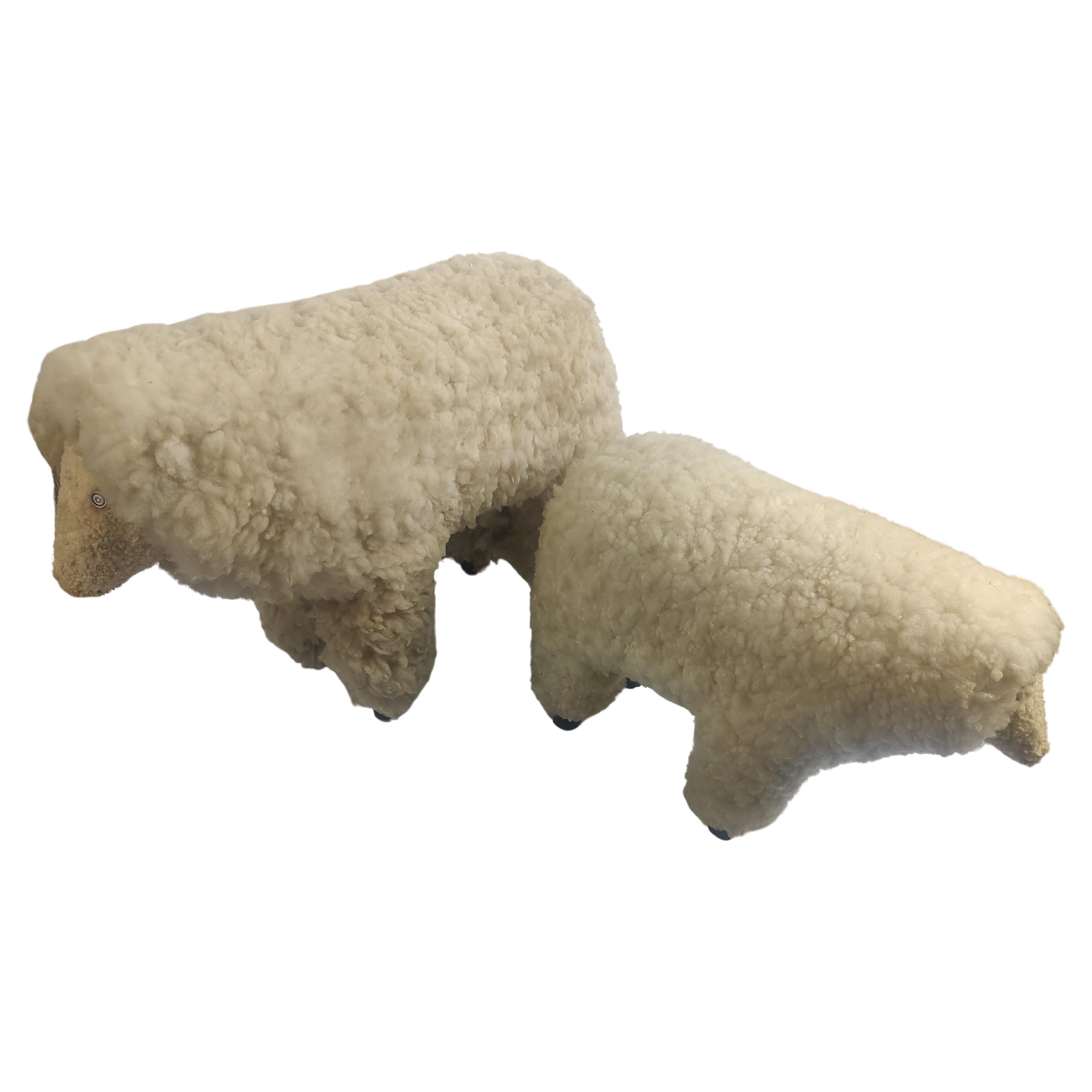 Fait main Paire de sculptures de moutons dans le style d'un artiste français, vers 1985 en vente
