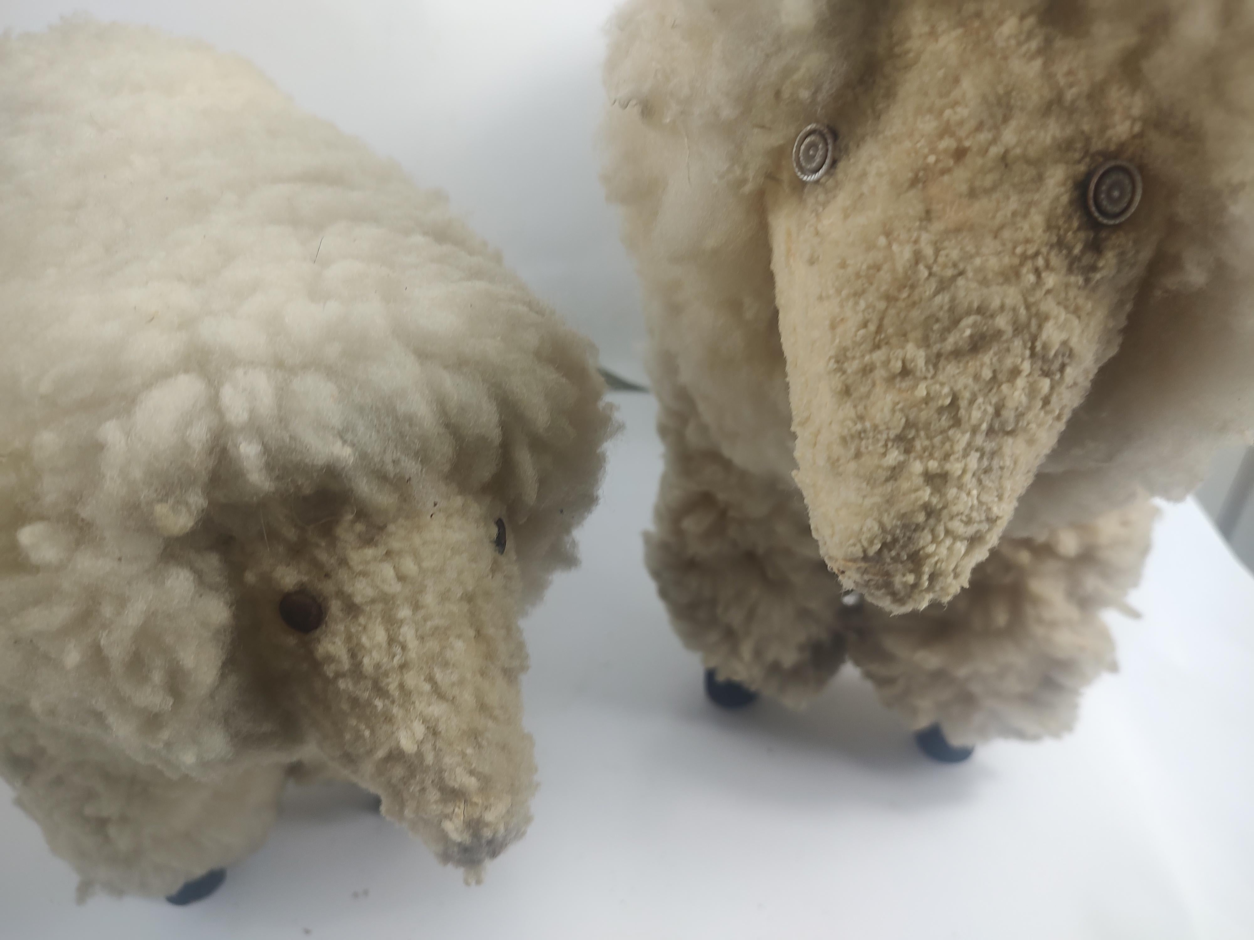 Paire de sculptures de moutons dans le style d'un artiste français, vers 1985 en vente 2