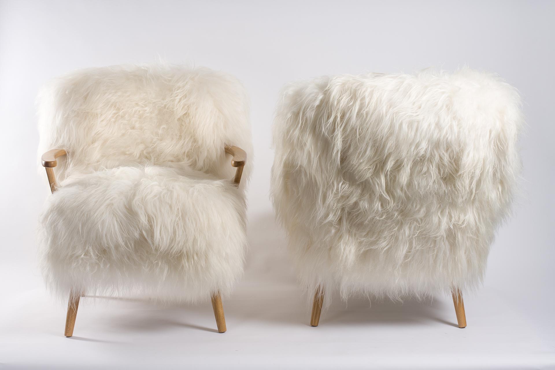 Pair of luxurious and comfy Alpina armchairs.
Long hairs natural white sheepskin upholstery (available in black, bottle green, grey, merlot dyed sheepskin).
Solid oak frame - natural, dyed in black or old oak available
Handmade in France by Norki.